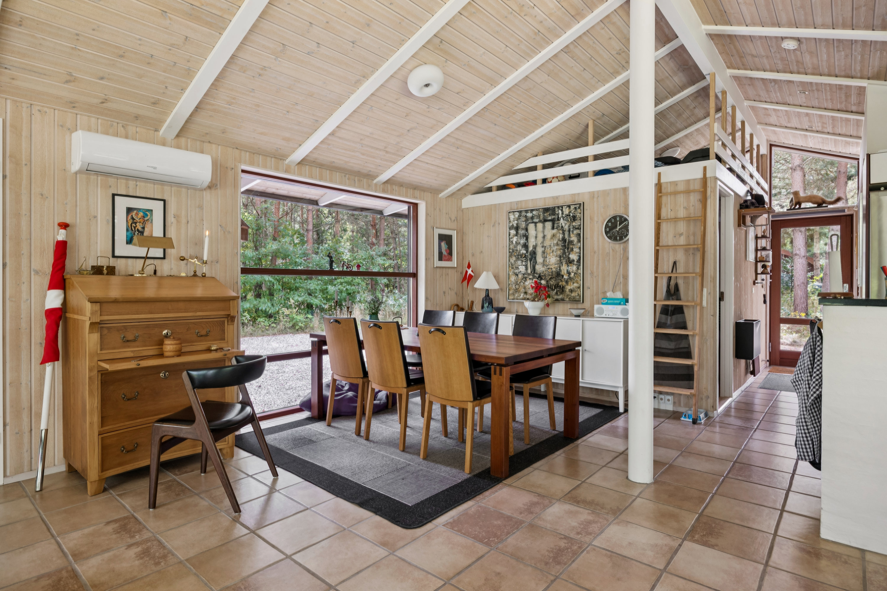 Fremhævet stue billede i fuldskærmstilstand. Billede af Sivsangervej 10, Fuglslev, 8400 Ebeltoft