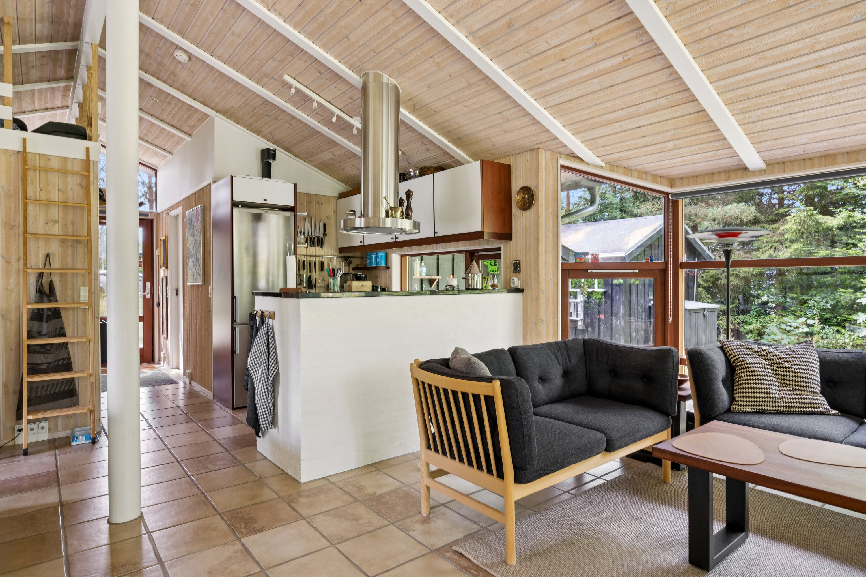 Fremhævet stue billede i fuldskærmstilstand. Billede af Sivsangervej 10, Fuglslev, 8400 Ebeltoft