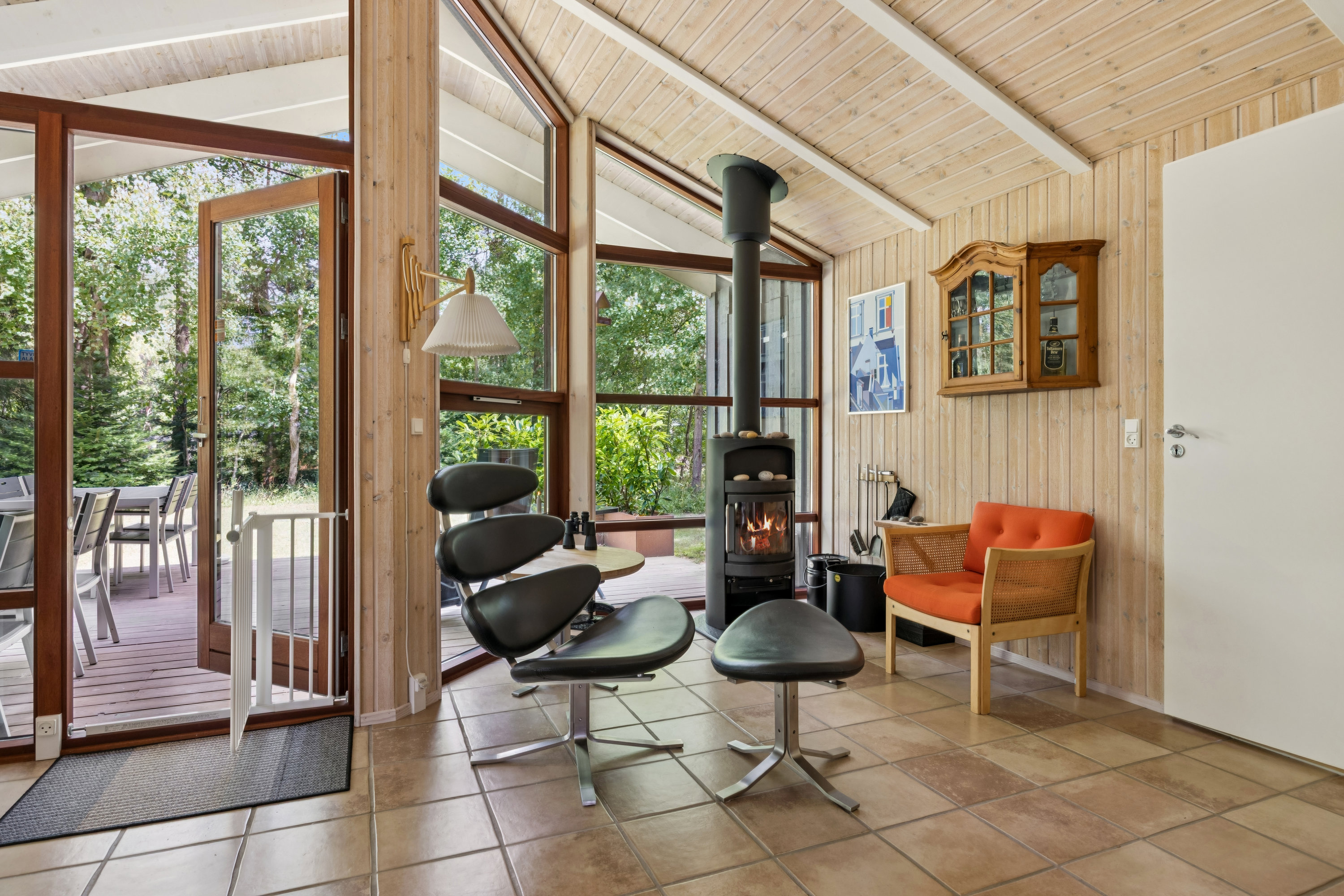 Fremhævet stue billede i fuldskærmstilstand. Billede af Sivsangervej 10, Fuglslev, 8400 Ebeltoft