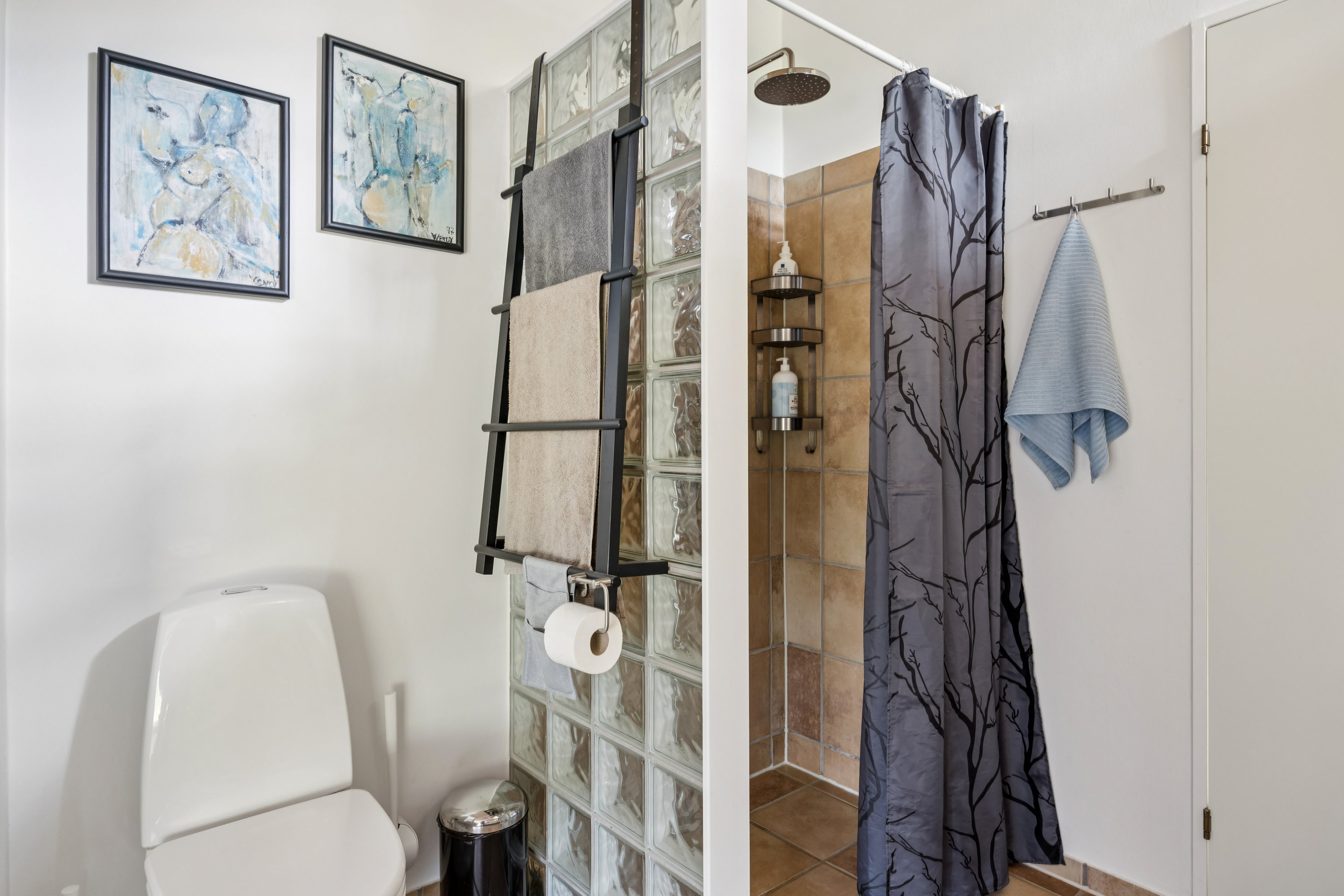 Fremhævet badeværelse billede i fuldskærmstilstand. Billede af Sivsangervej 10, Fuglslev, 8400 Ebeltoft