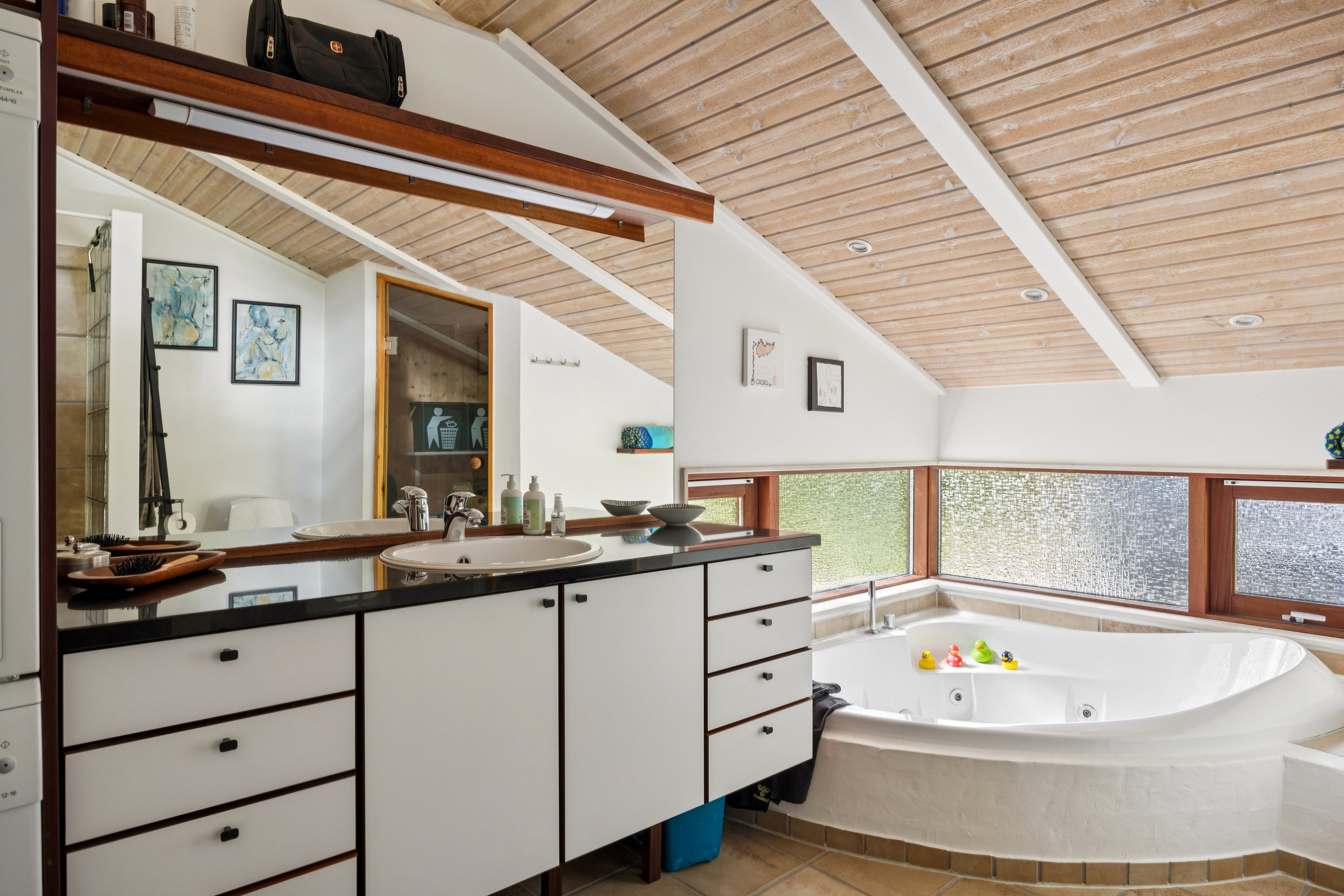 Fremhævet køkken billede i fuldskærmstilstand. Billede af Sivsangervej 10, Fuglslev, 8400 Ebeltoft