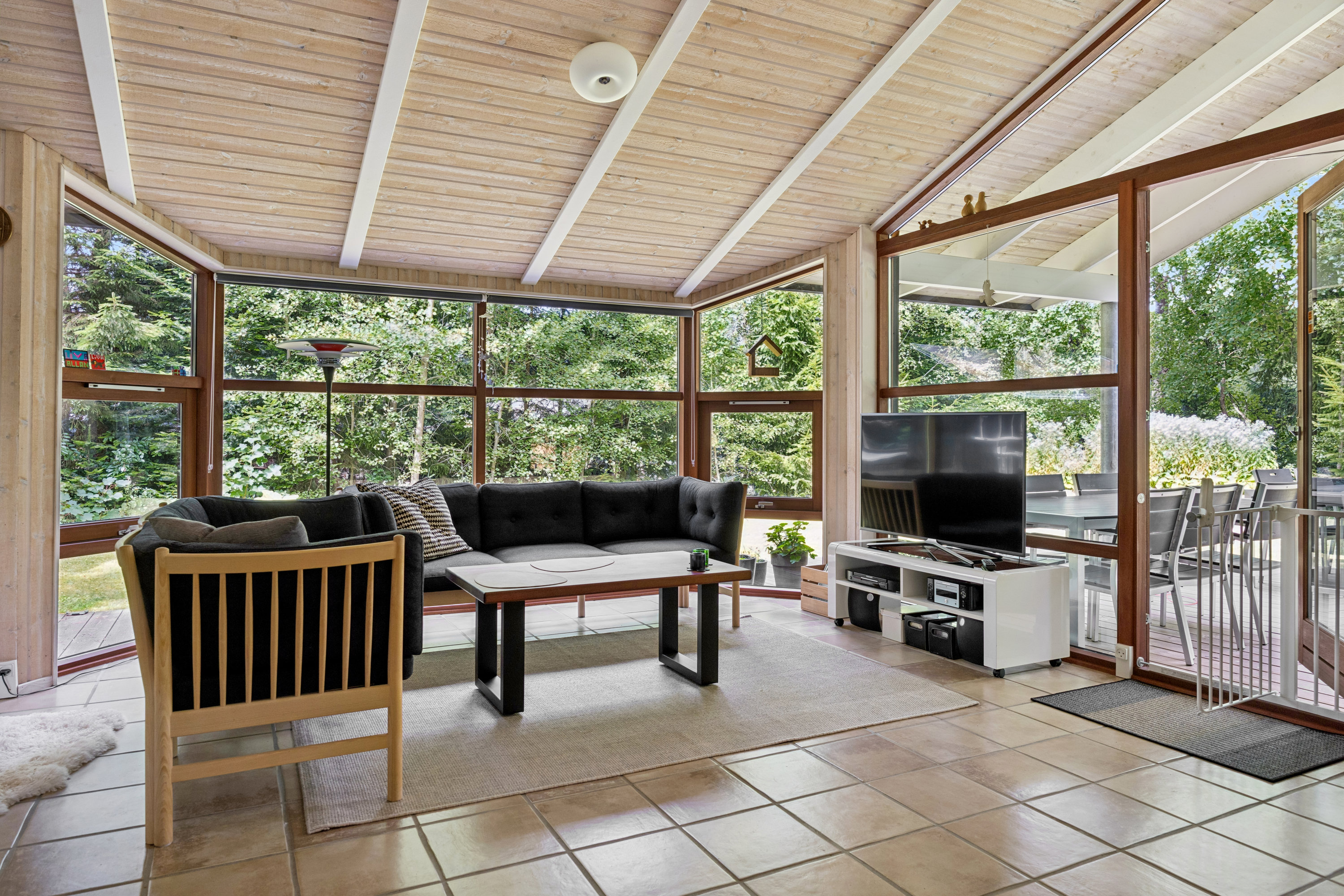 Fremhævet stue billede i fuldskærmstilstand. Billede af Sivsangervej 10, Fuglslev, 8400 Ebeltoft