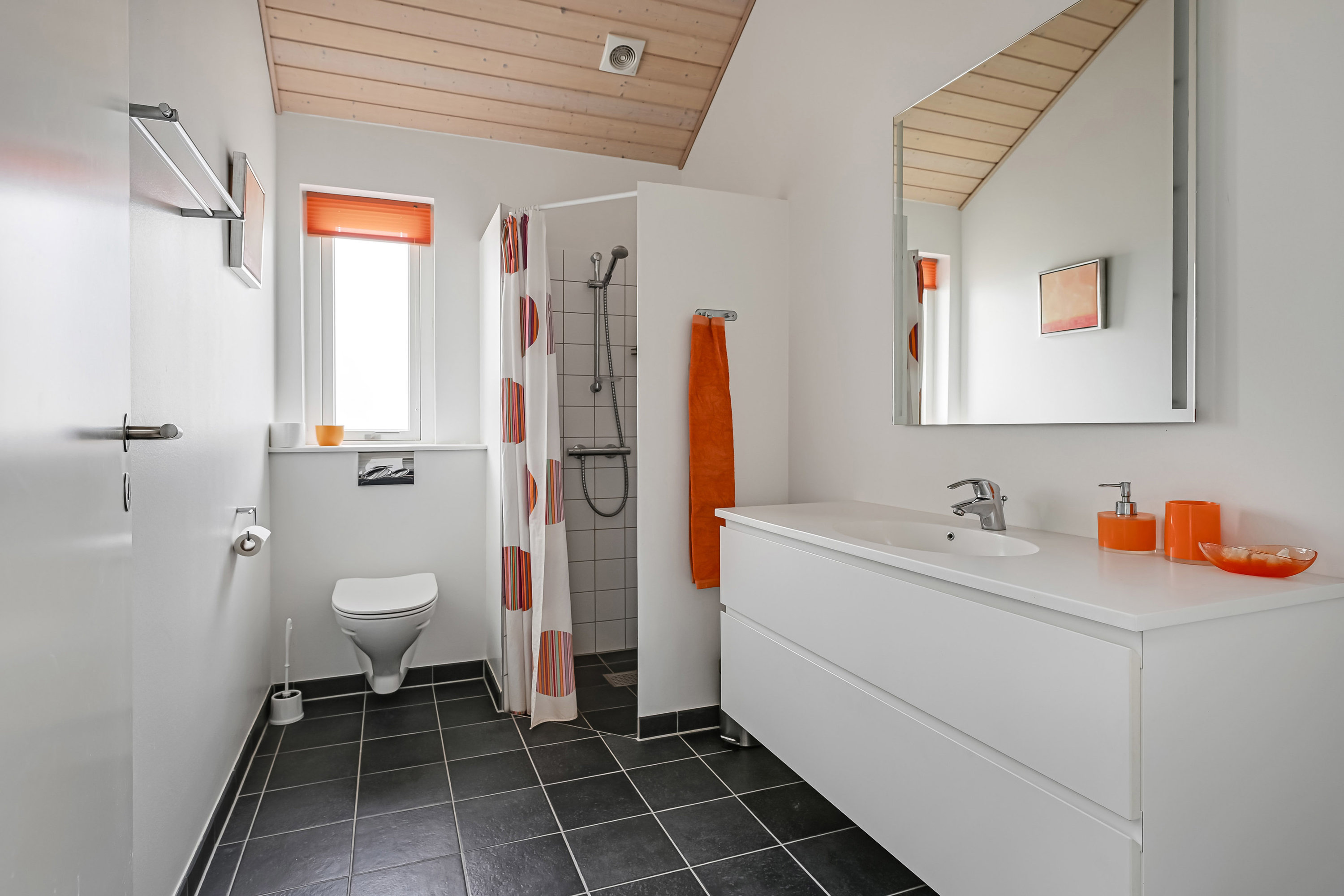 Fremhævet badeværelse billede i fuldskærmstilstand. Billede af Vester Engvej 5A, Rindby Strand, 6720 Fanø