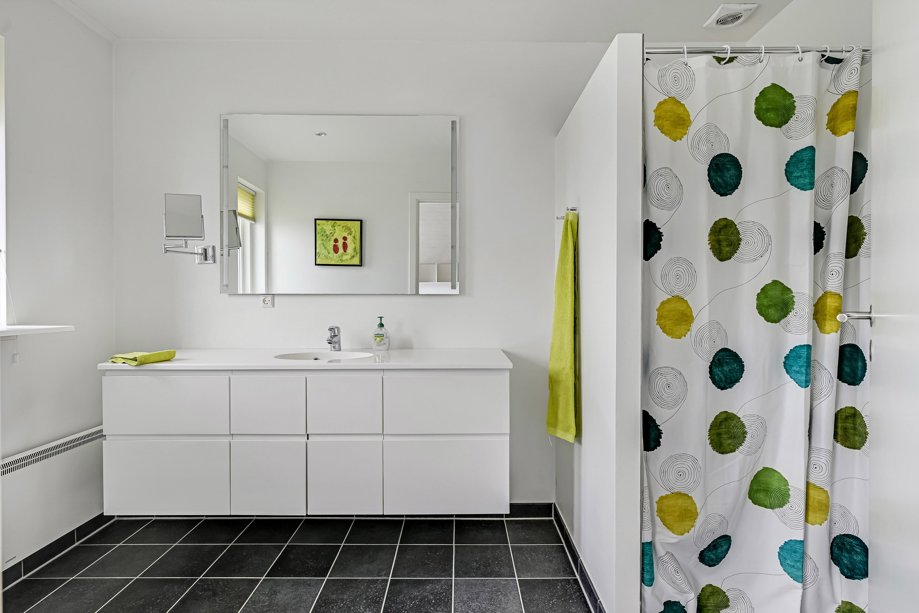 Fremhævet badeværelse billede i fuldskærmstilstand. Billede af Vester Engvej 5A, Rindby Strand, 6720 Fanø