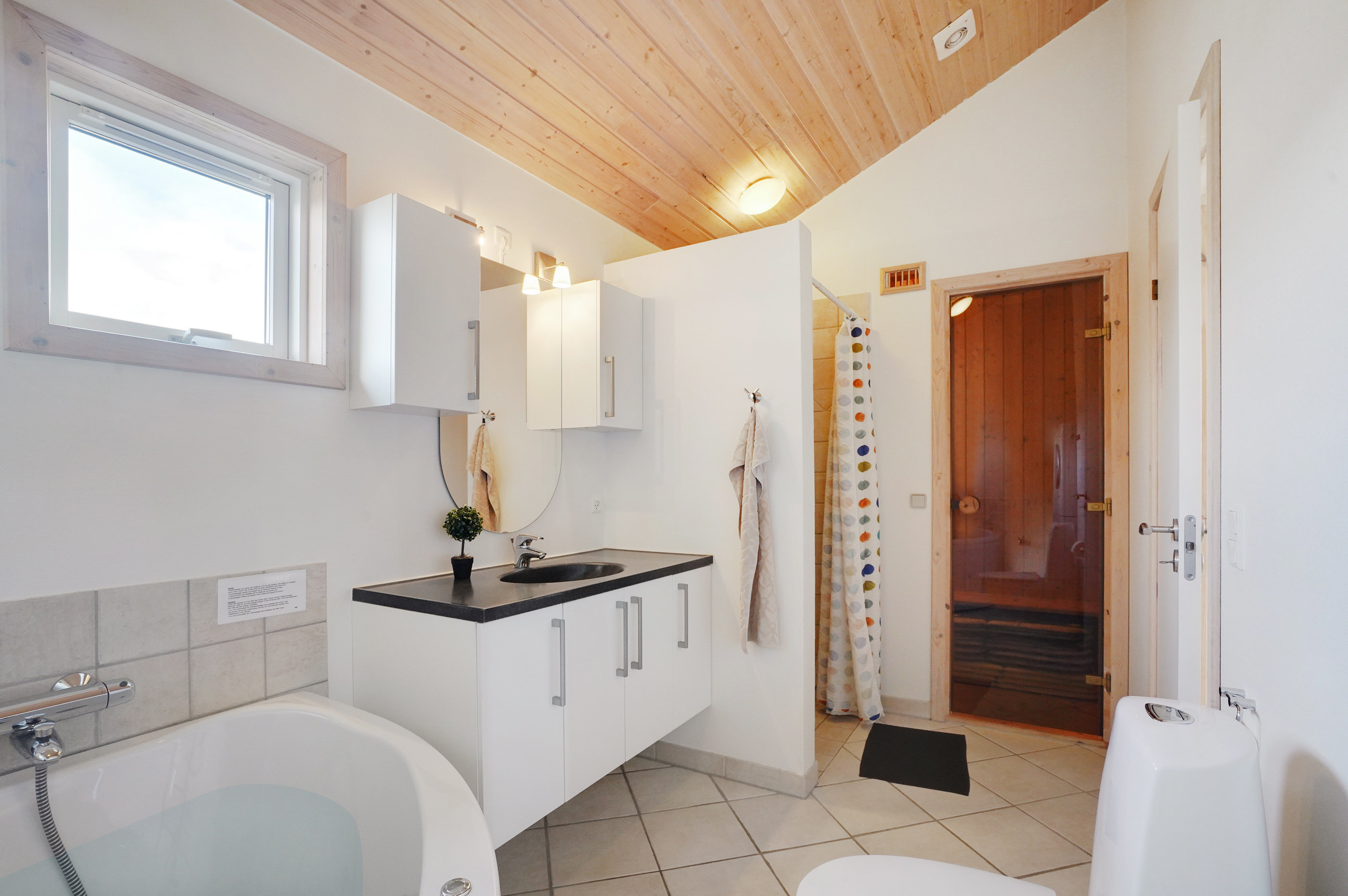 Fremhævet badeværelse billede i fuldskærmstilstand. Billede af Krinkelkrogen 16, Lild Strand, 7741 Frøstrup