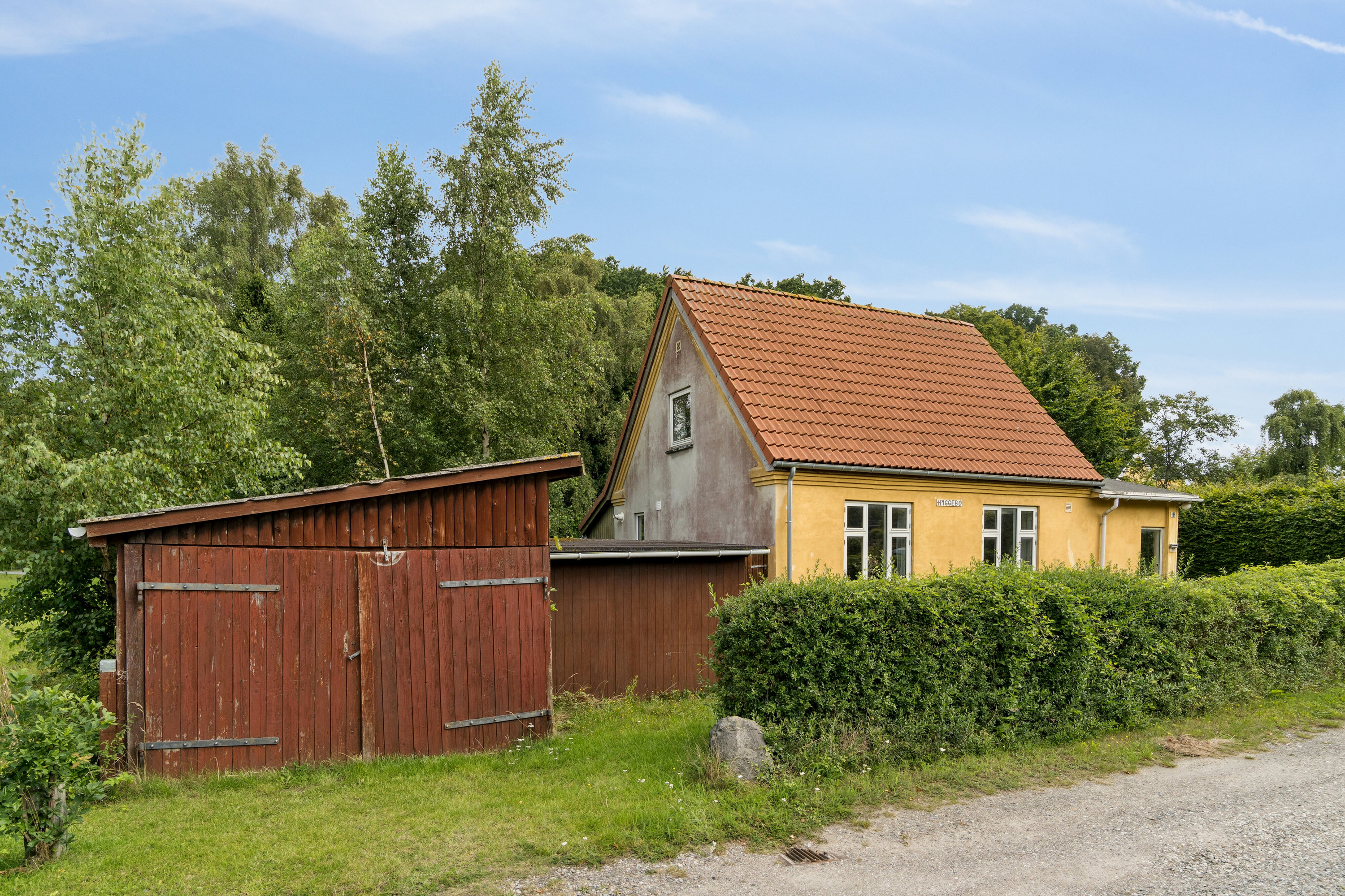 Fremhævet set fra vejen billede i fuldskærmstilstand. Billede af Kissendrupvej 1B, Brandskov, 4654 Faxe Ladeplads