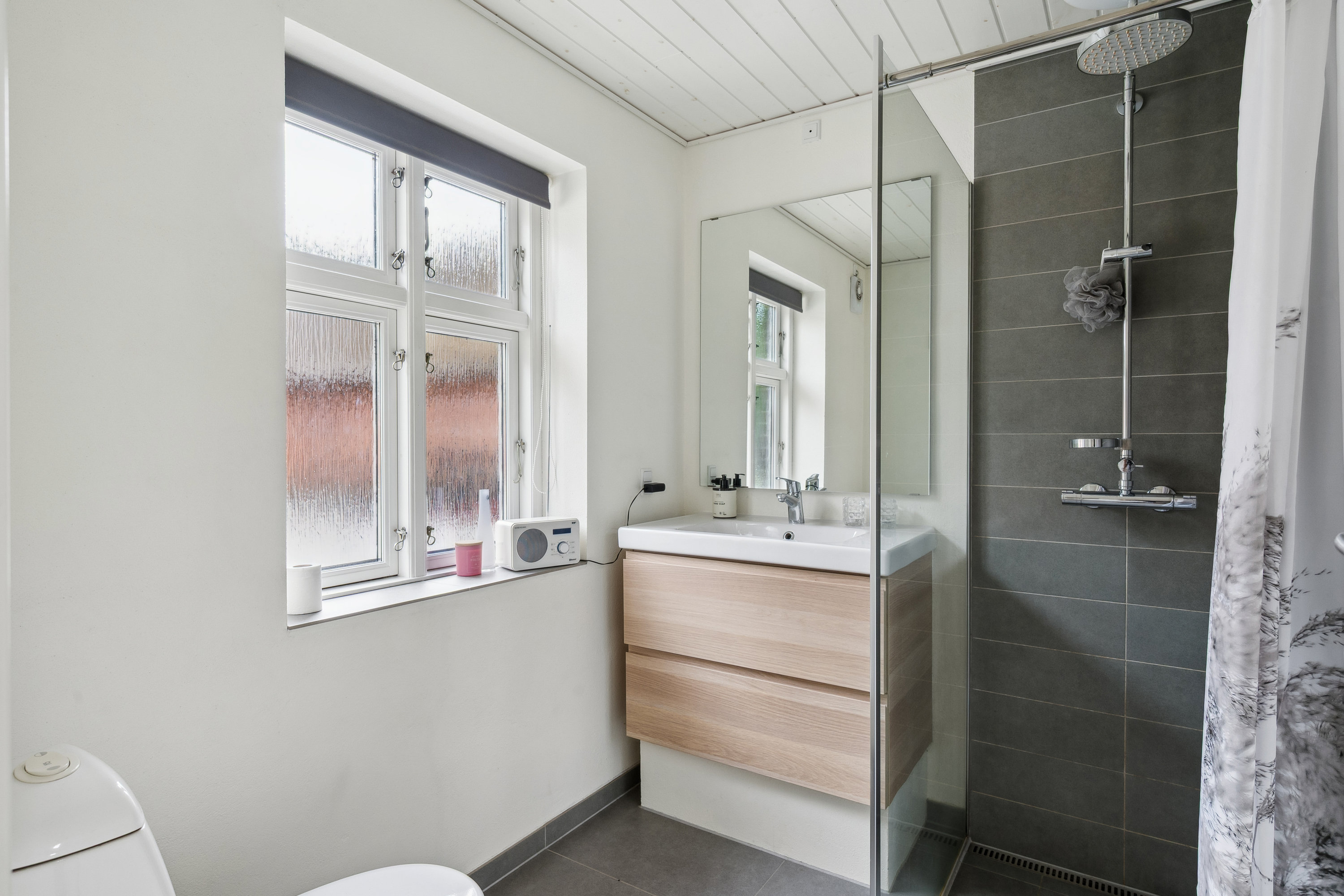 Fremhævet badeværelse billede i fuldskærmstilstand. Billede af Sandballevej 92, Grundfør, 8382 Hinnerup