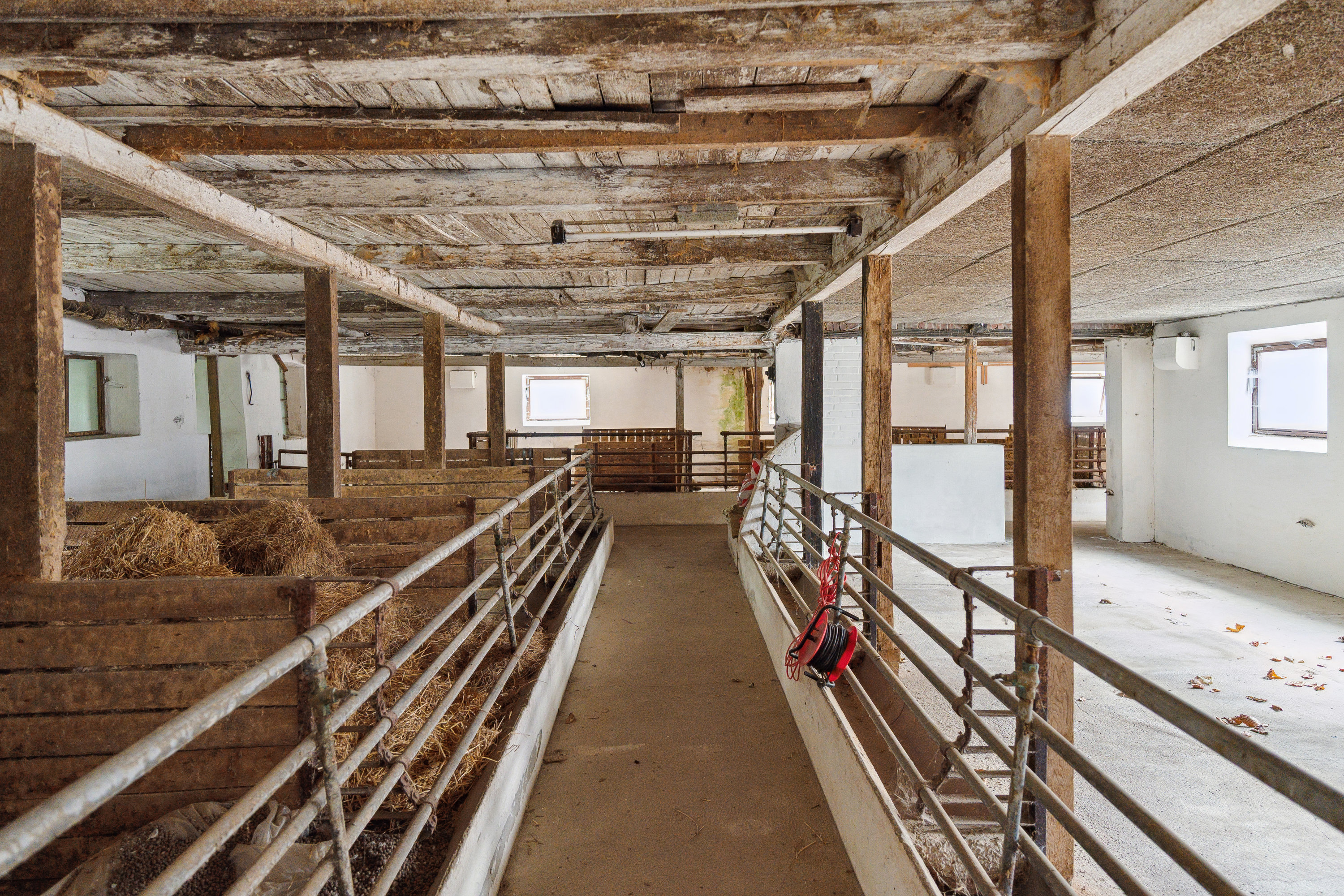 Fremhævet stald billede i fuldskærmstilstand. Billede af Sandballevej 92, Grundfør, 8382 Hinnerup