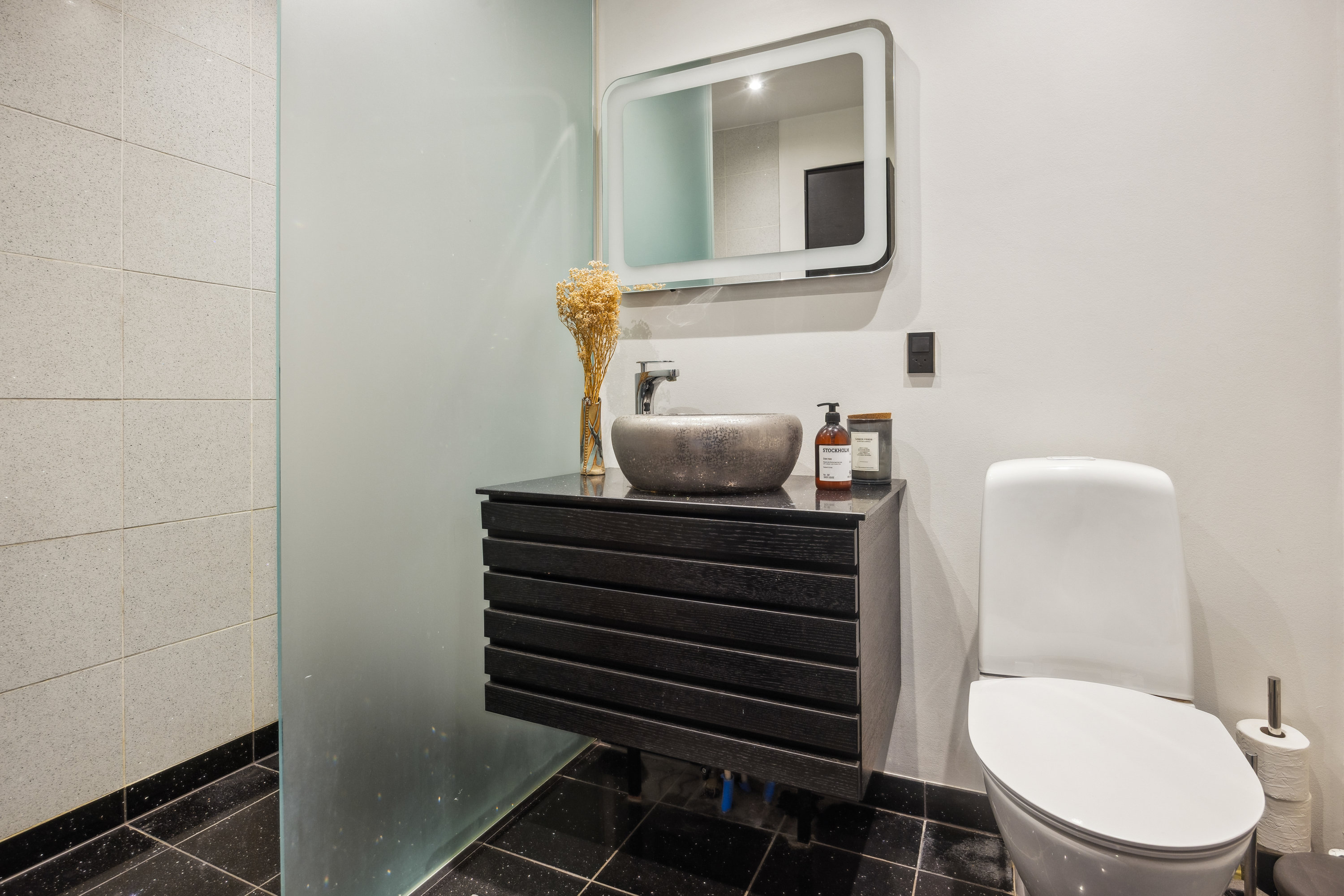 Fremhævet badeværelse billede i fuldskærmstilstand. Billede af Ellebæk 22, 9400 Nørresundby