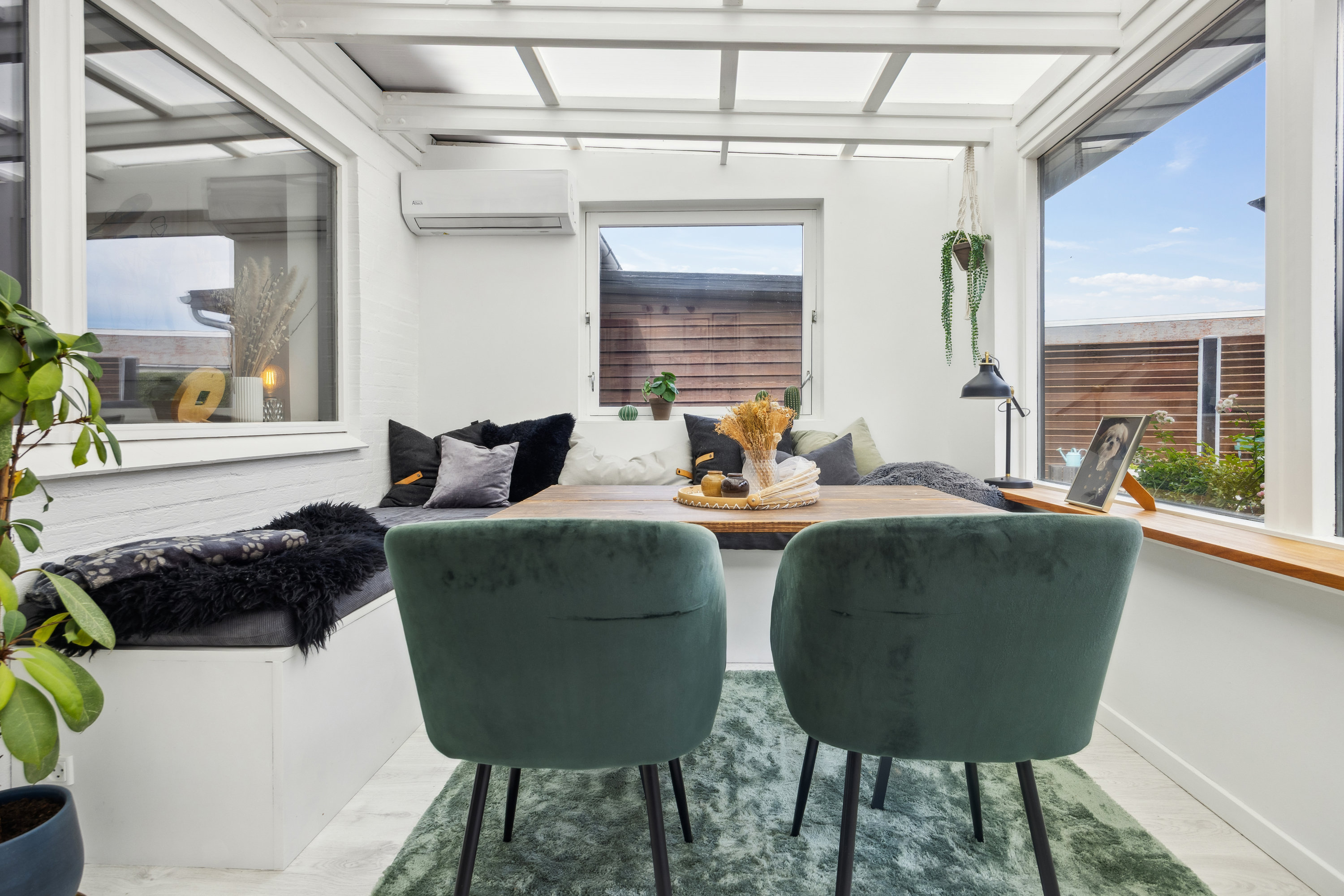 Fremhævet udestue billede i fuldskærmstilstand. Billede af Ellebæk 22, 9400 Nørresundby