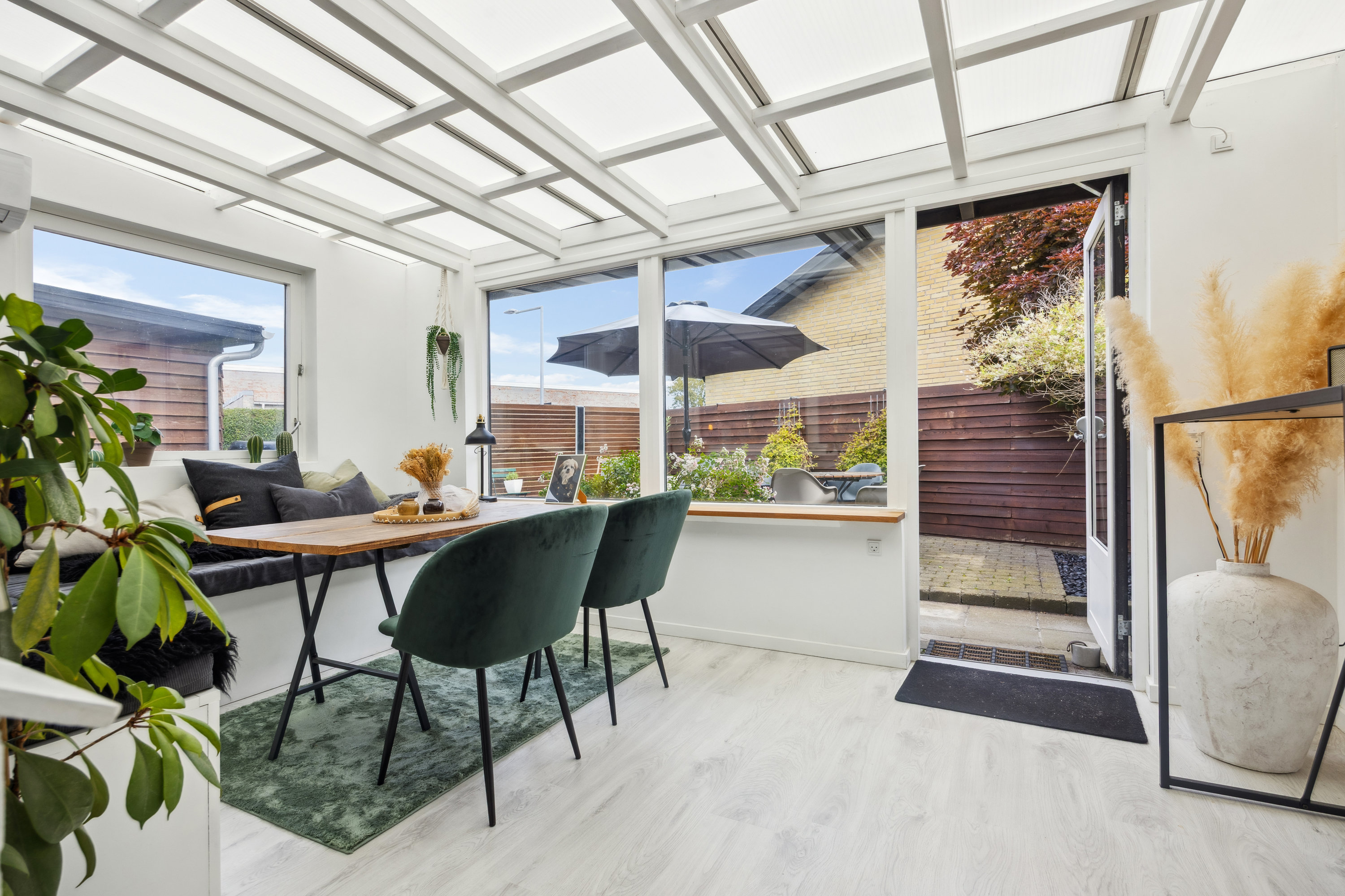 Fremhævet udestue billede i fuldskærmstilstand. Billede af Ellebæk 22, 9400 Nørresundby