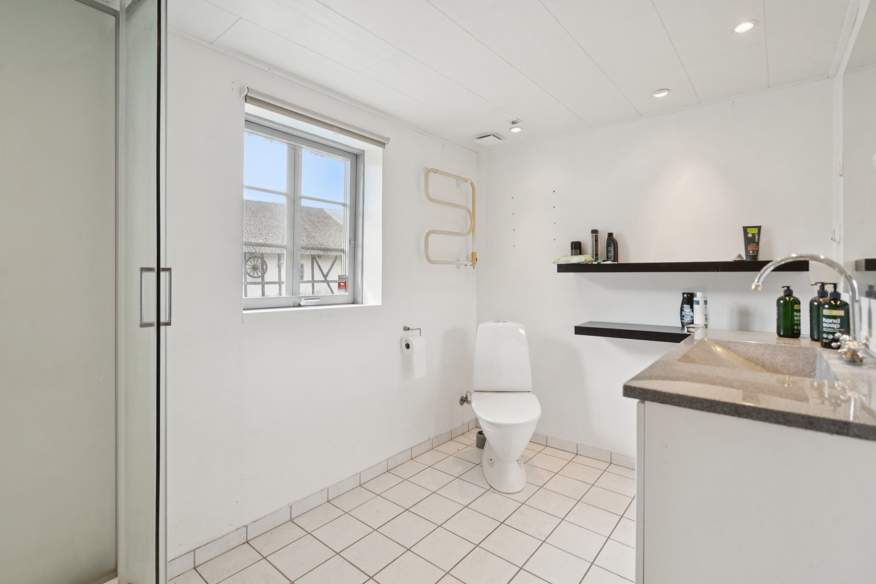 Fremhævet badeværelse billede i fuldskærmstilstand. Billede af Odensevej 307, Ladby, 5300 Kerteminde