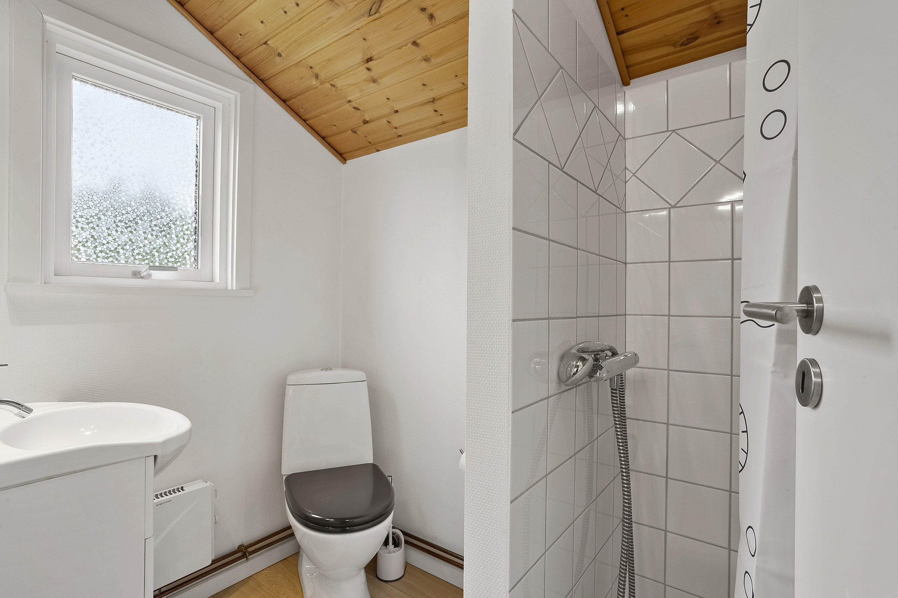 Fremhævet badeværelse billede i fuldskærmstilstand. Billede af Torpet 131, 6682 Hovborg