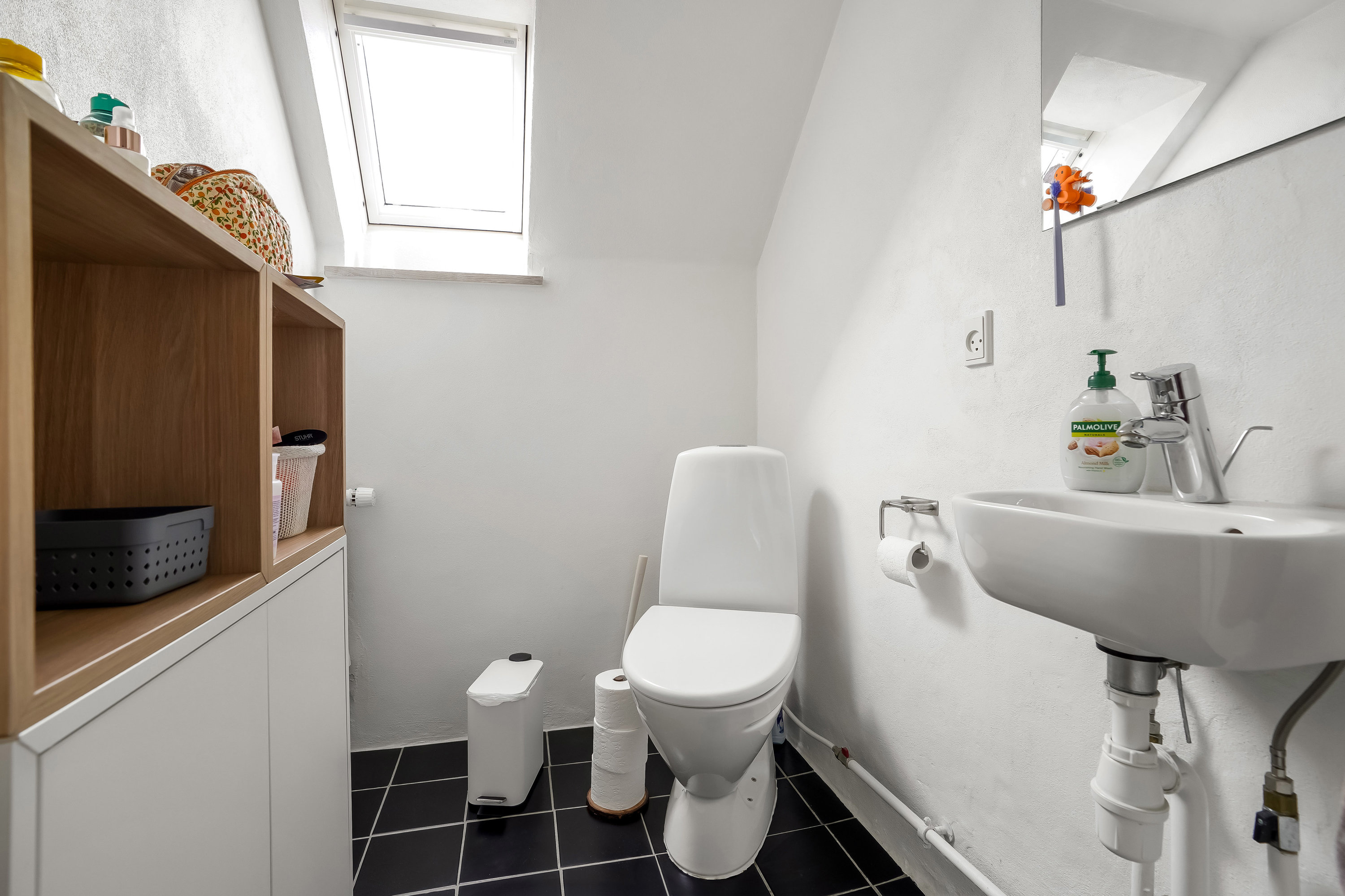 Fremhævet toilet billede i fuldskærmstilstand. Billede af Vinkelvej 10, 8740 Brædstrup