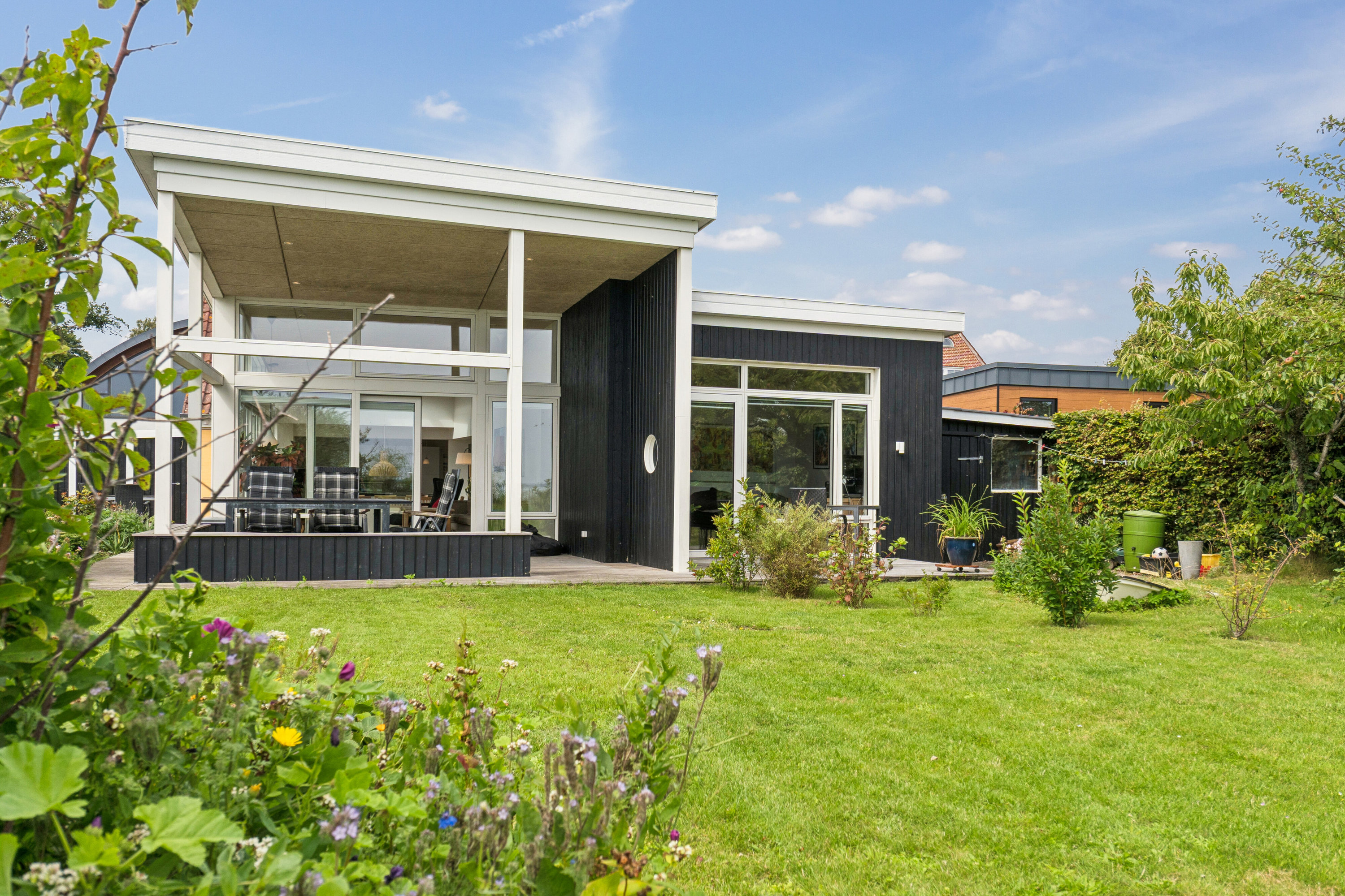 Fremhævet set fra haven billede i fuldskærmstilstand. Billede af Kystvej 27, Lundeborg, 5874 Hesselager