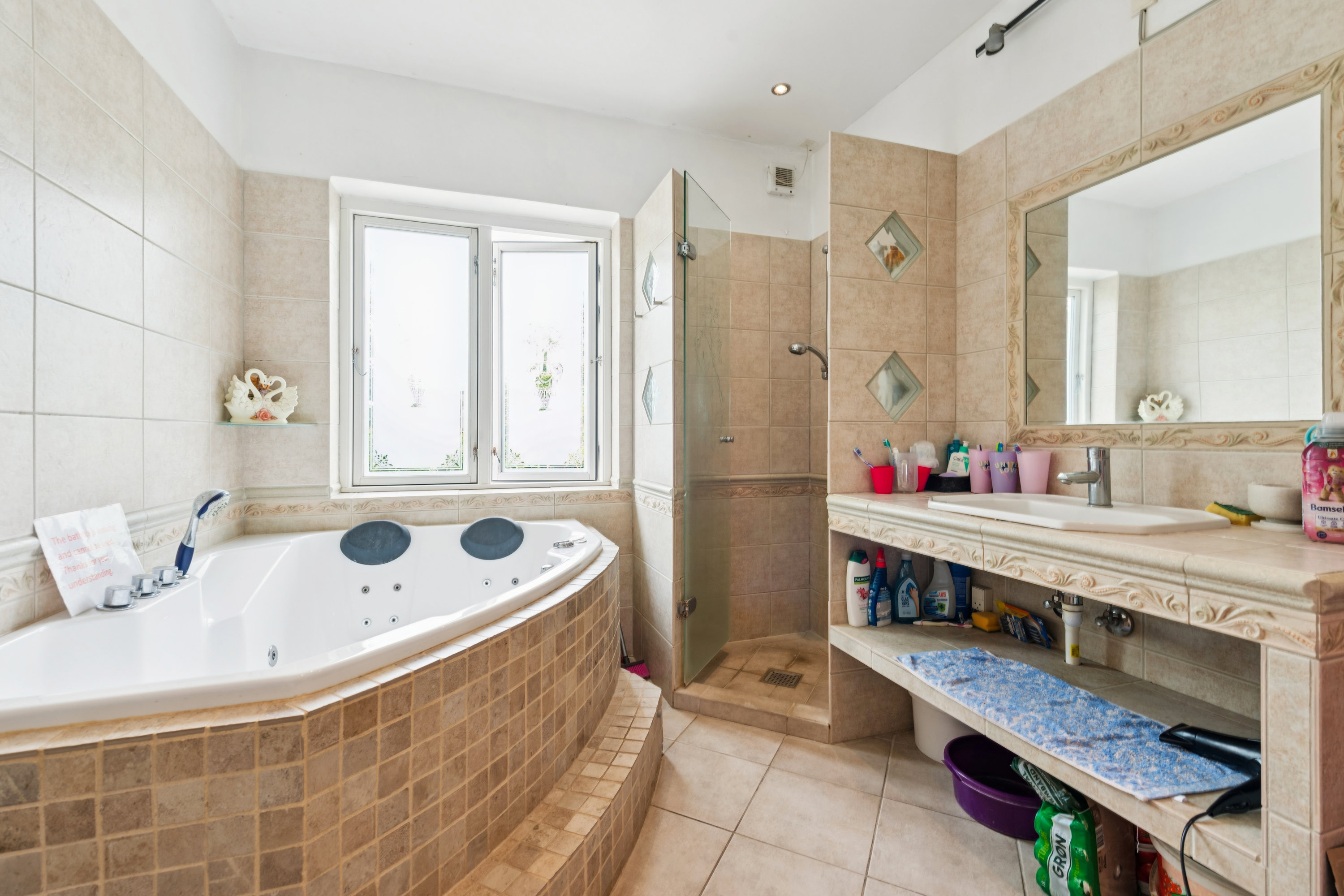 Fremhævet badeværelse, stueplan billede i fuldskærmstilstand. Billede af Husumvej 29, 2700 Brønshøj