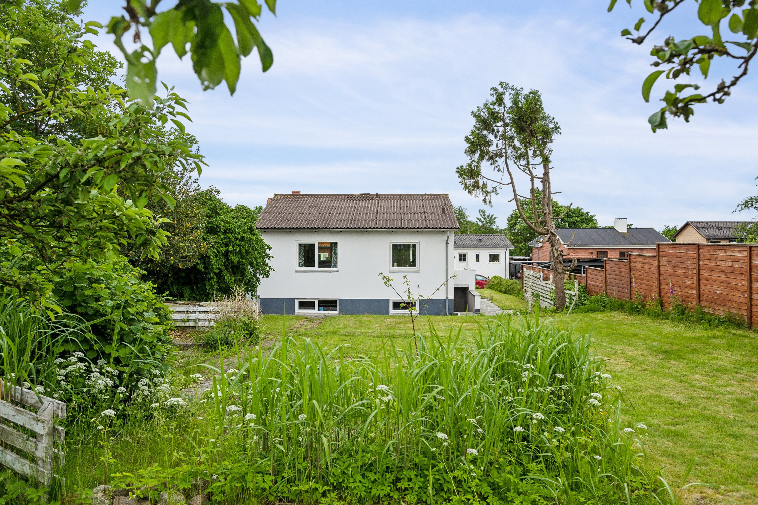 Miniaturebillede 1: set fra haven. Billede af Aldershøjvej 28, 9800 Hjørring