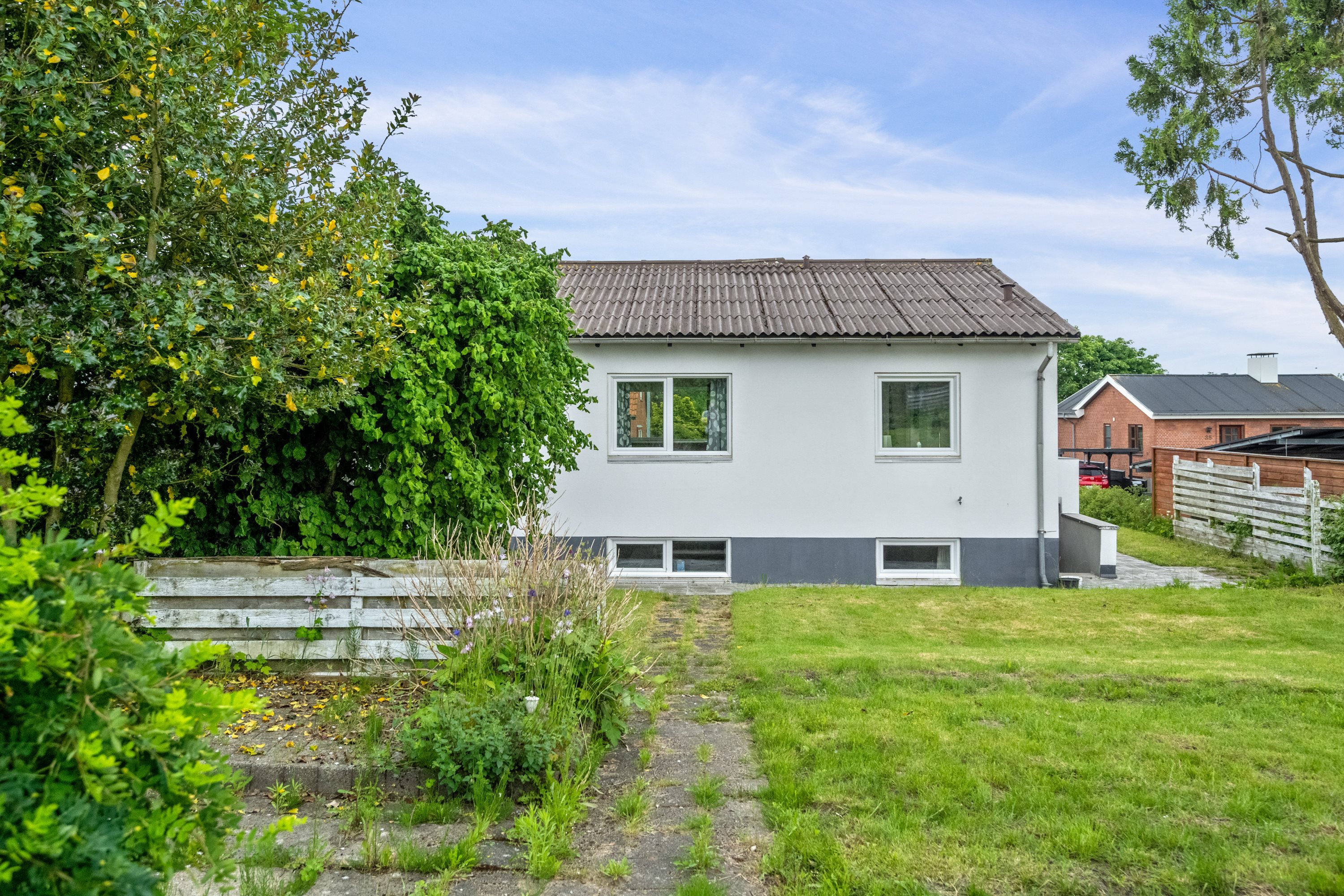 Fremhævet set fra haven billede i fuldskærmstilstand. Billede af Aldershøjvej 28, 9800 Hjørring