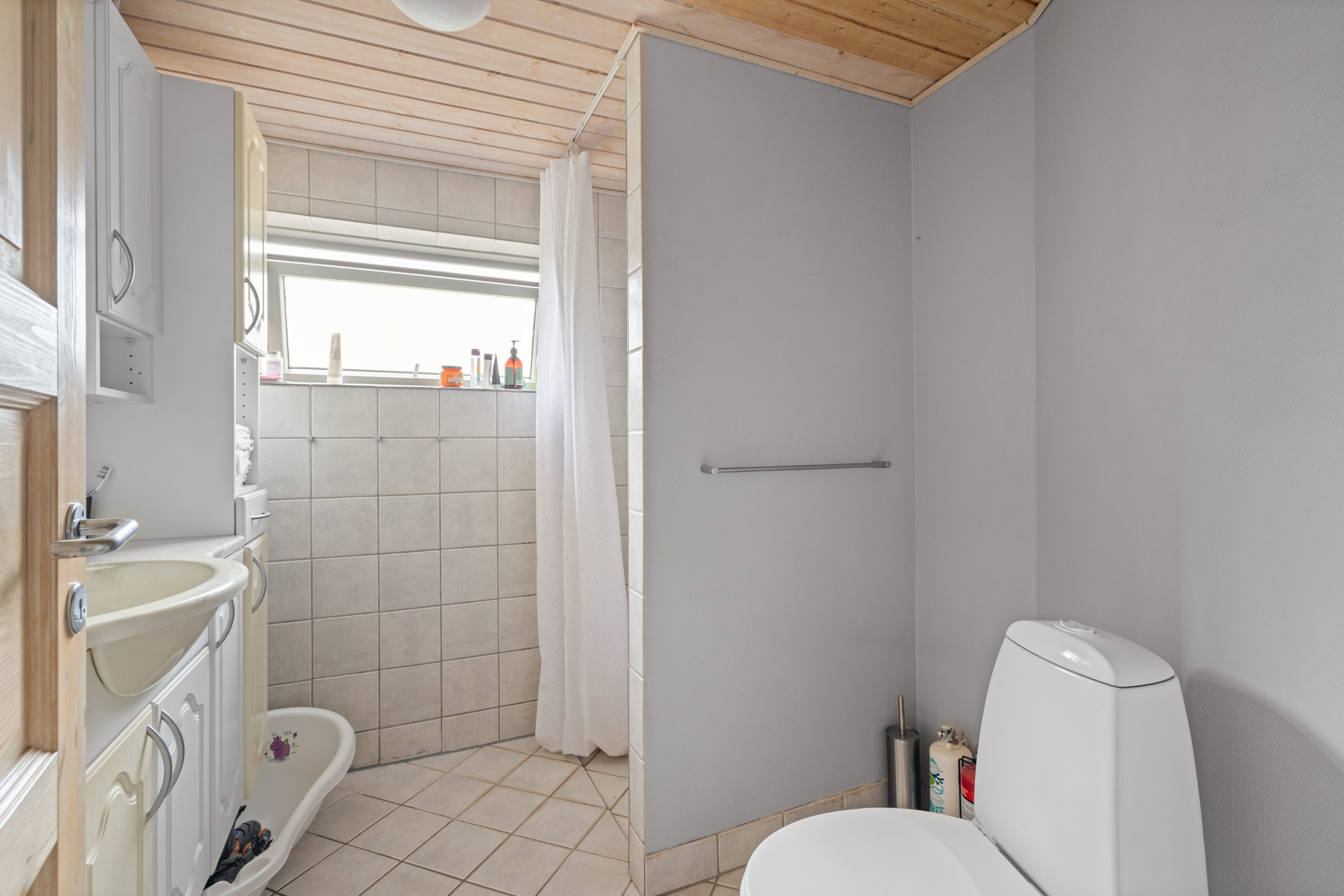 Fremhævet badeværelse billede i fuldskærmstilstand. Billede af Eskemosegyden 10, Åstrup, 5600 Faaborg