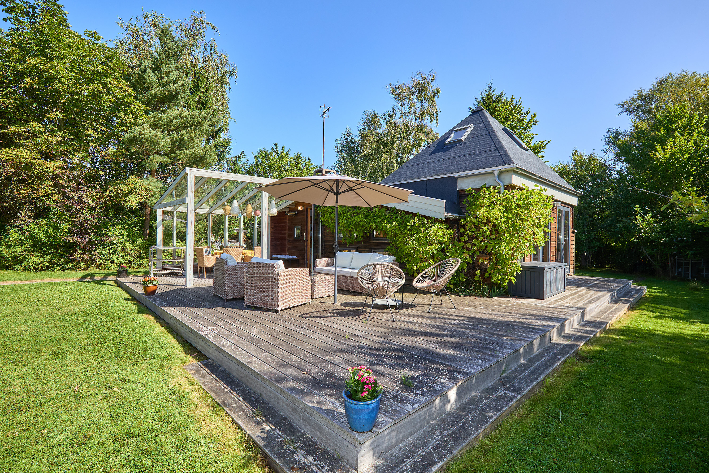 Fremhævet terrasse billede i fuldskærmstilstand. Billede af Valmuevej 18, 3210 Vejby