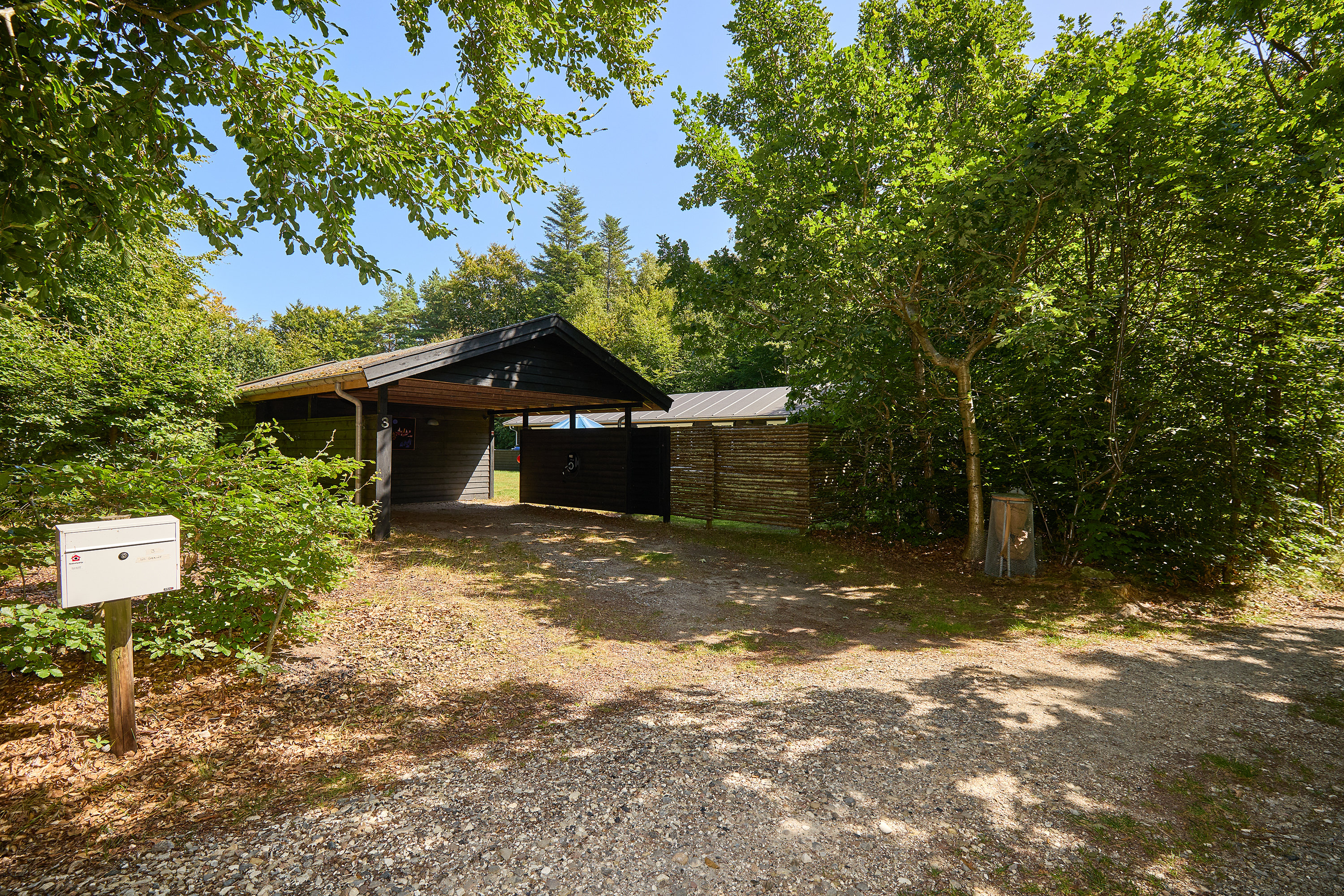 Fremhævet indkørsel billede i fuldskærmstilstand. Billede af Skovbakken 3, Rågeleje, 3210 Vejby