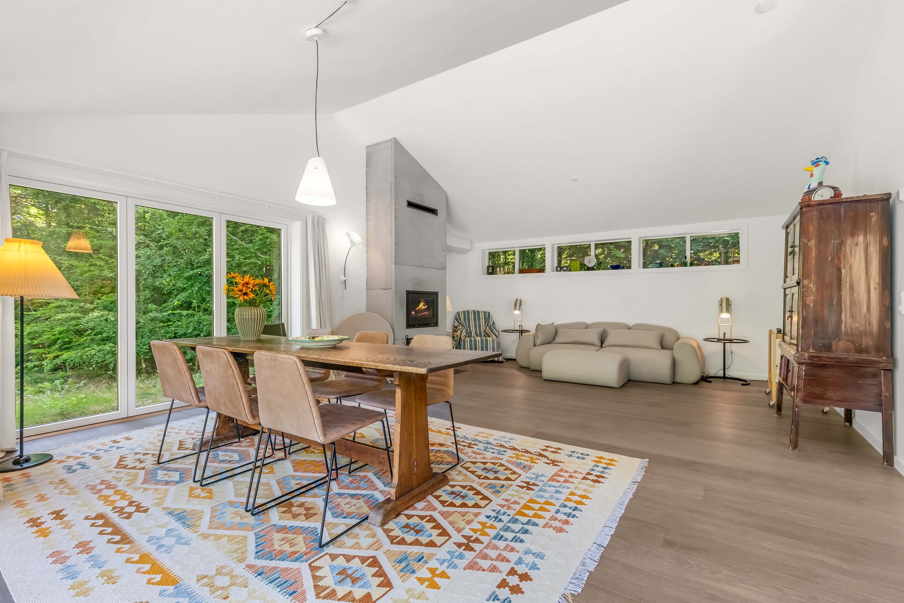 Fremhævet stue billede i fuldskærmstilstand. Billede af Skovbakken 3, Rågeleje, 3210 Vejby