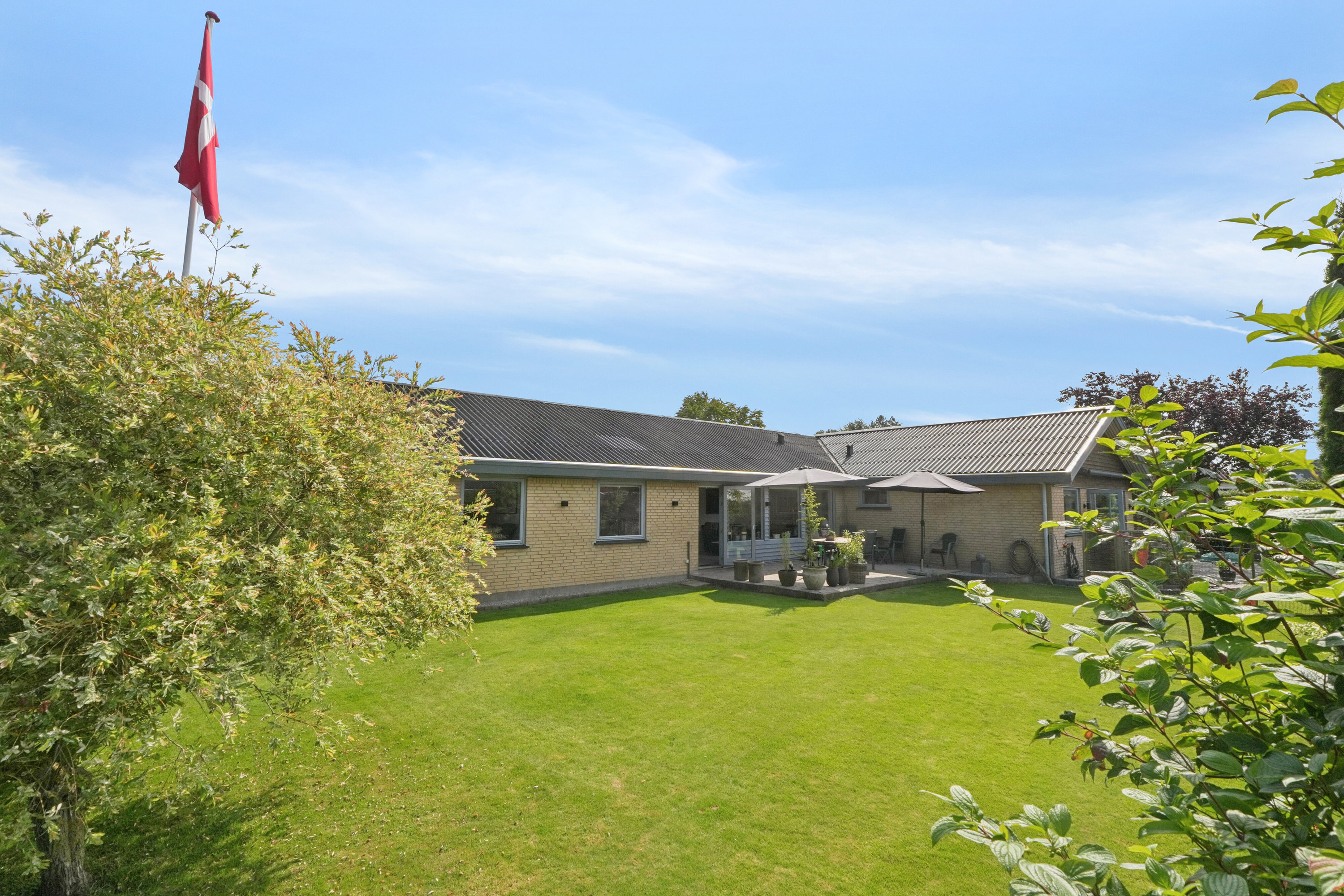 Fremhævet set fra haven billede i fuldskærmstilstand. Billede af Rådyrløkken 85, Slukefter, 5210 Odense NV