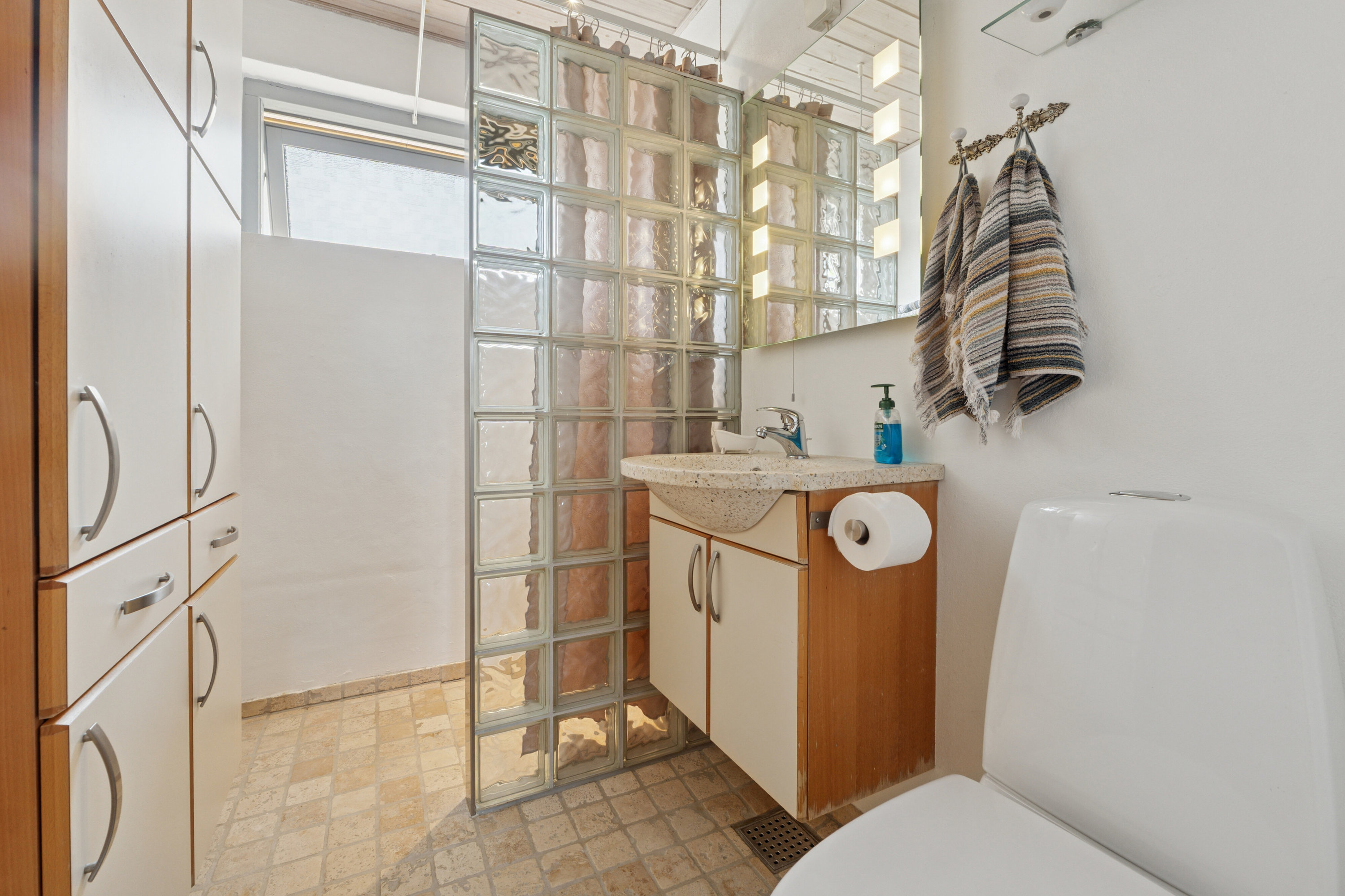 Fremhævet badeværelse billede i fuldskærmstilstand. Billede af Rådyrløkken 85, Slukefter, 5210 Odense NV