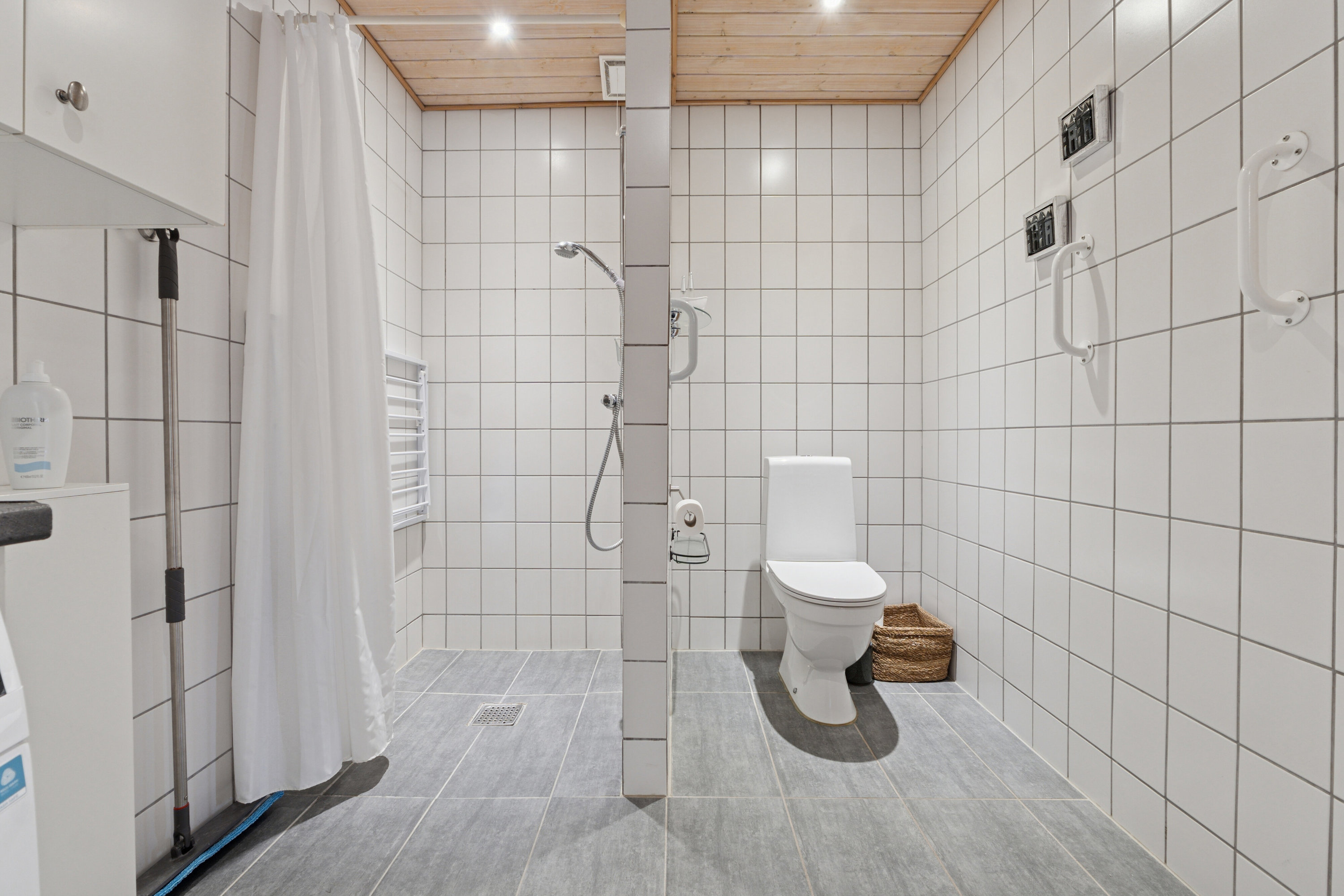 Fremhævet badeværelse billede i fuldskærmstilstand. Billede af Rådyrløkken 85, Slukefter, 5210 Odense NV