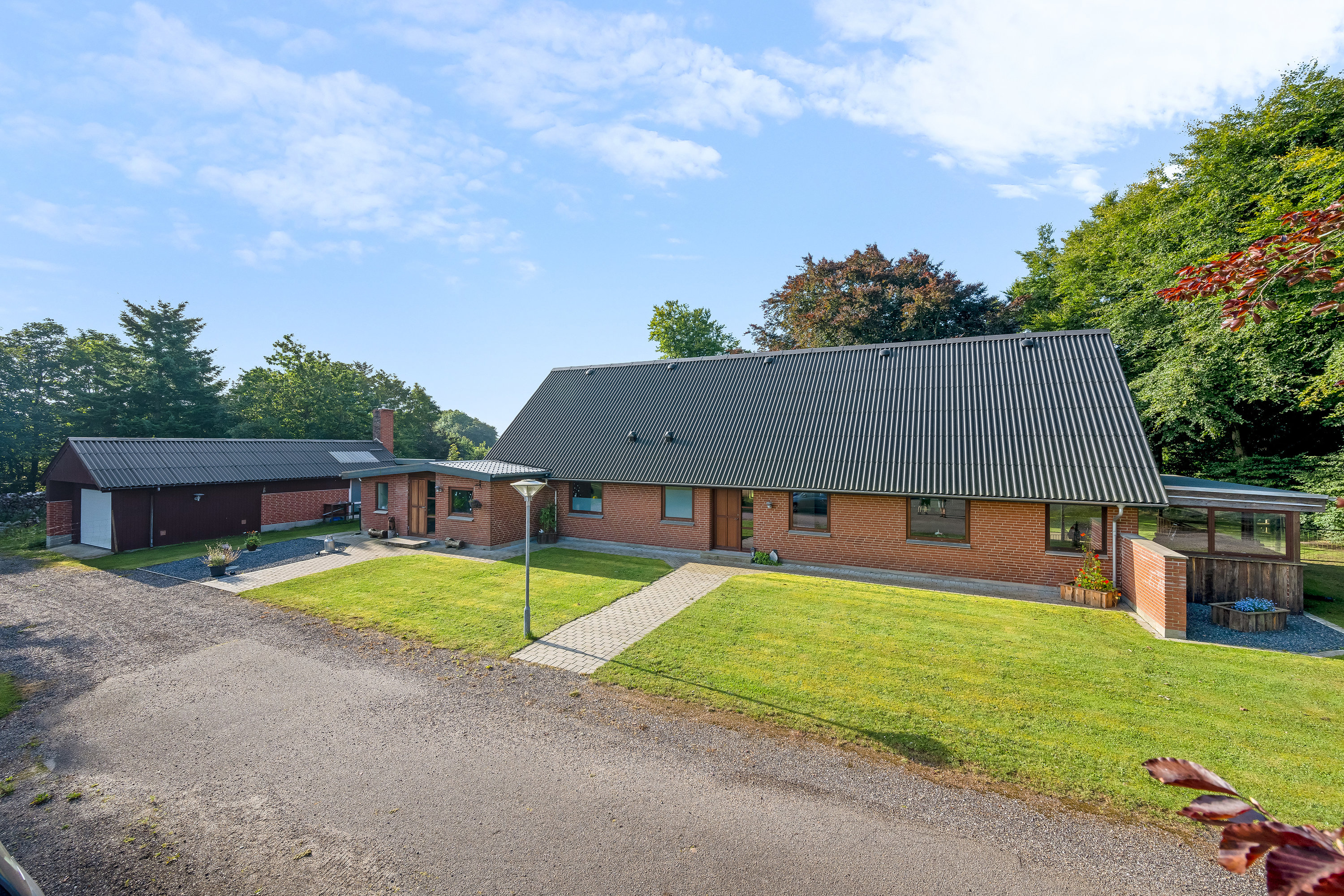 Fremhævet facade billede i fuldskærmstilstand. Billede af Lillebyvej 6, Brejning, 6920 Videbæk