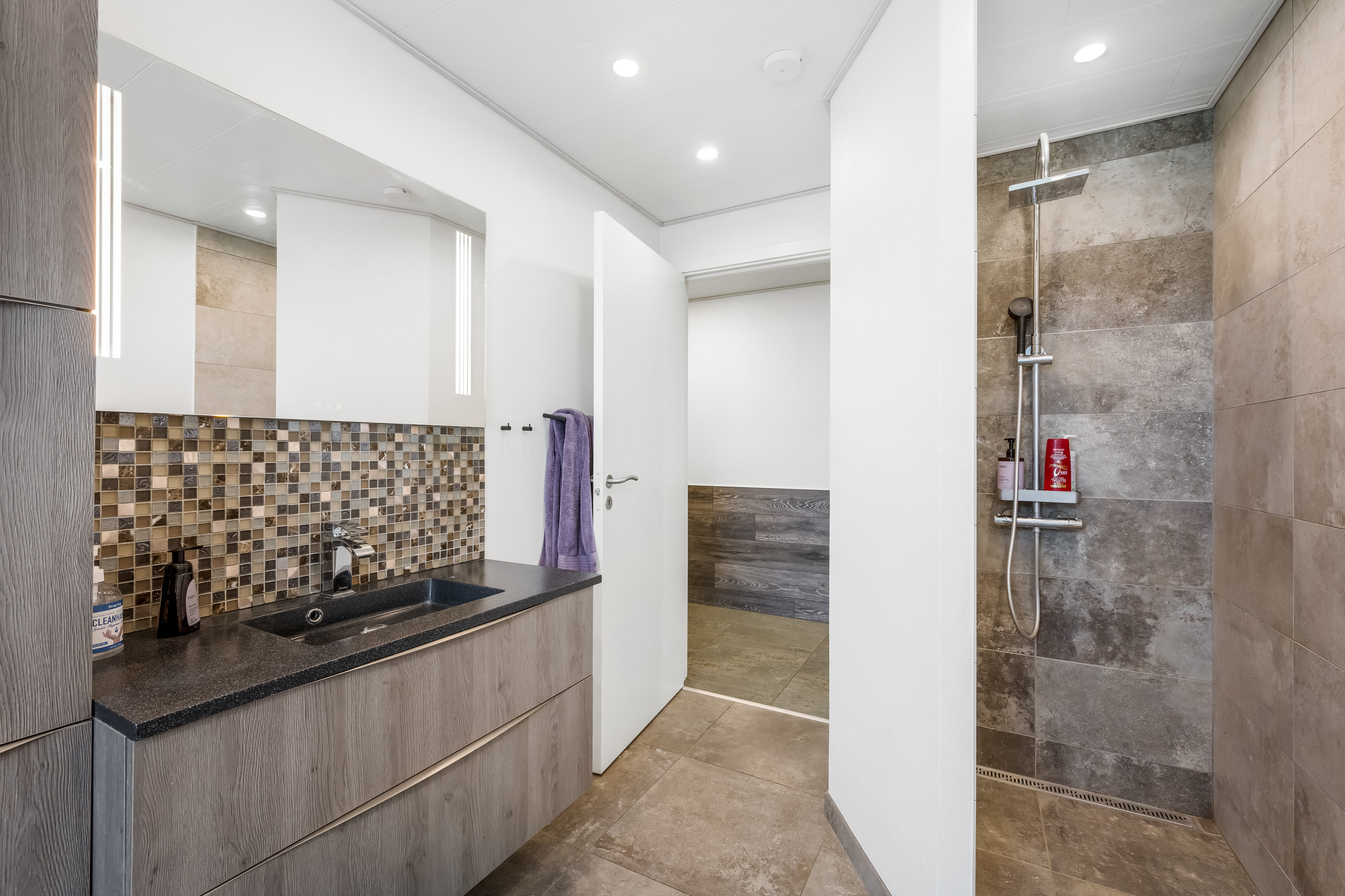 Fremhævet badeværelse billede i fuldskærmstilstand. Billede af Lillebyvej 6, Brejning, 6920 Videbæk