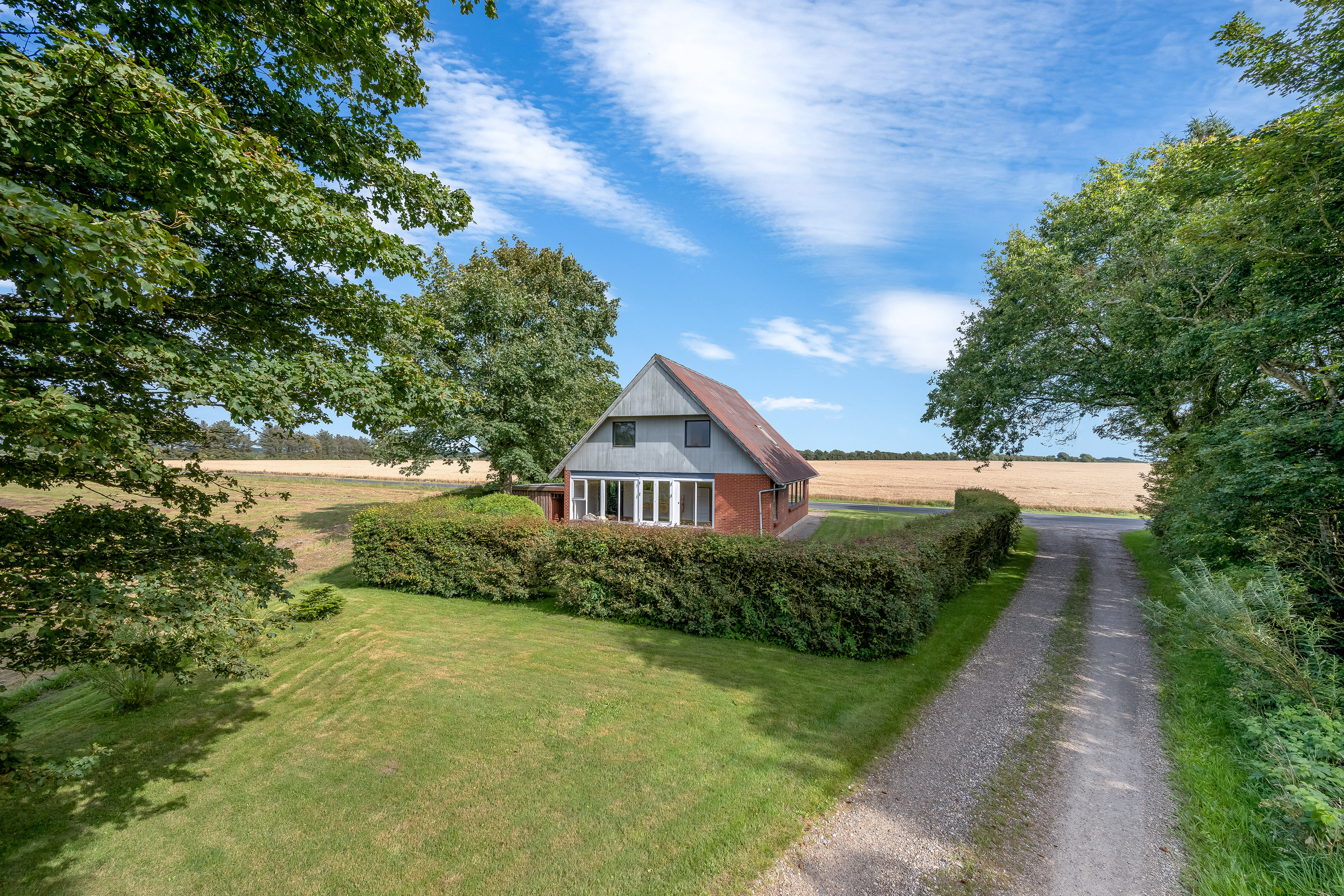 Fremhævet facade billede i fuldskærmstilstand. Billede af Sæddingvej 1, Hanning, 6900 Skjern