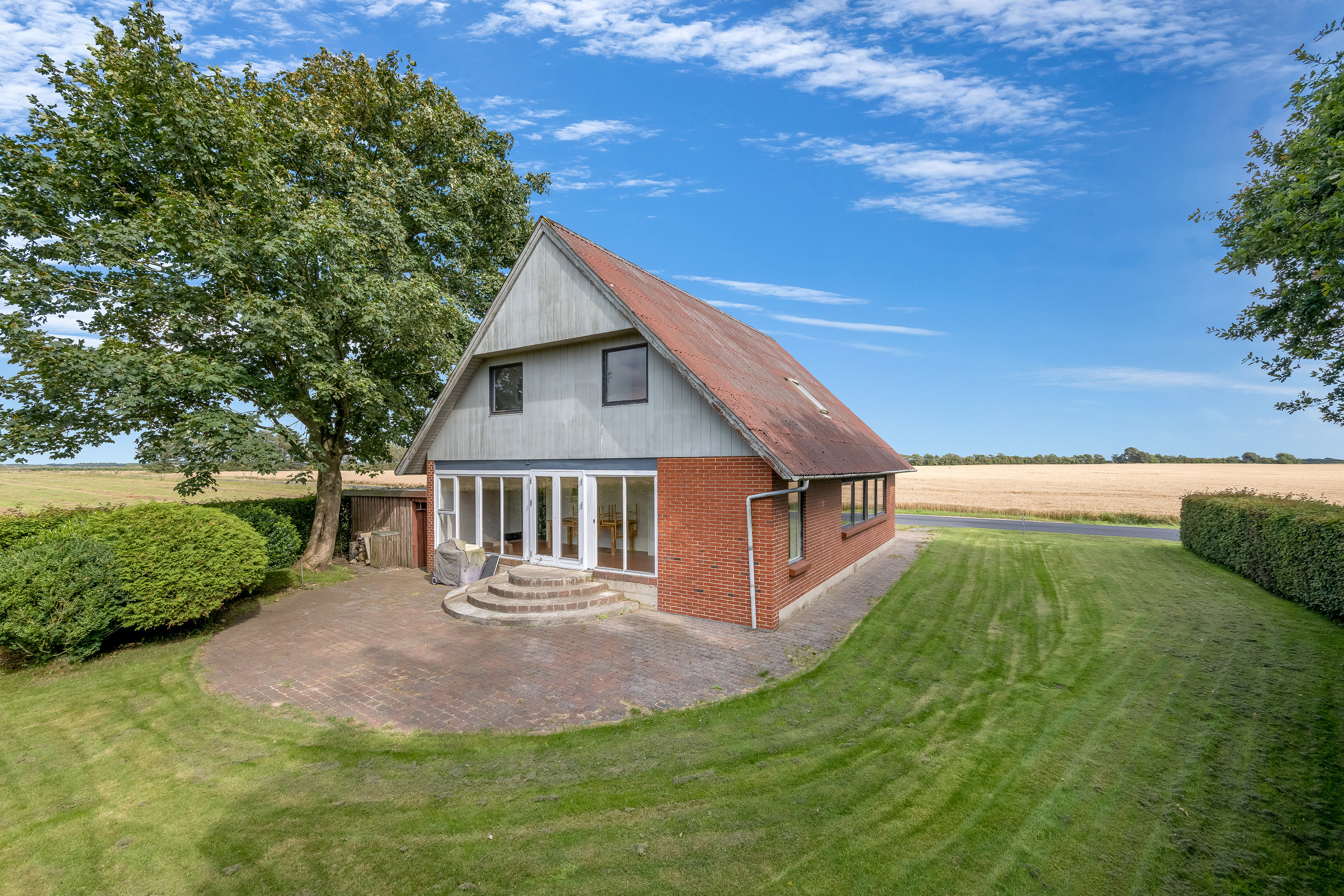 Fremhævet facade billede i fuldskærmstilstand. Billede af Sæddingvej 1, Hanning, 6900 Skjern