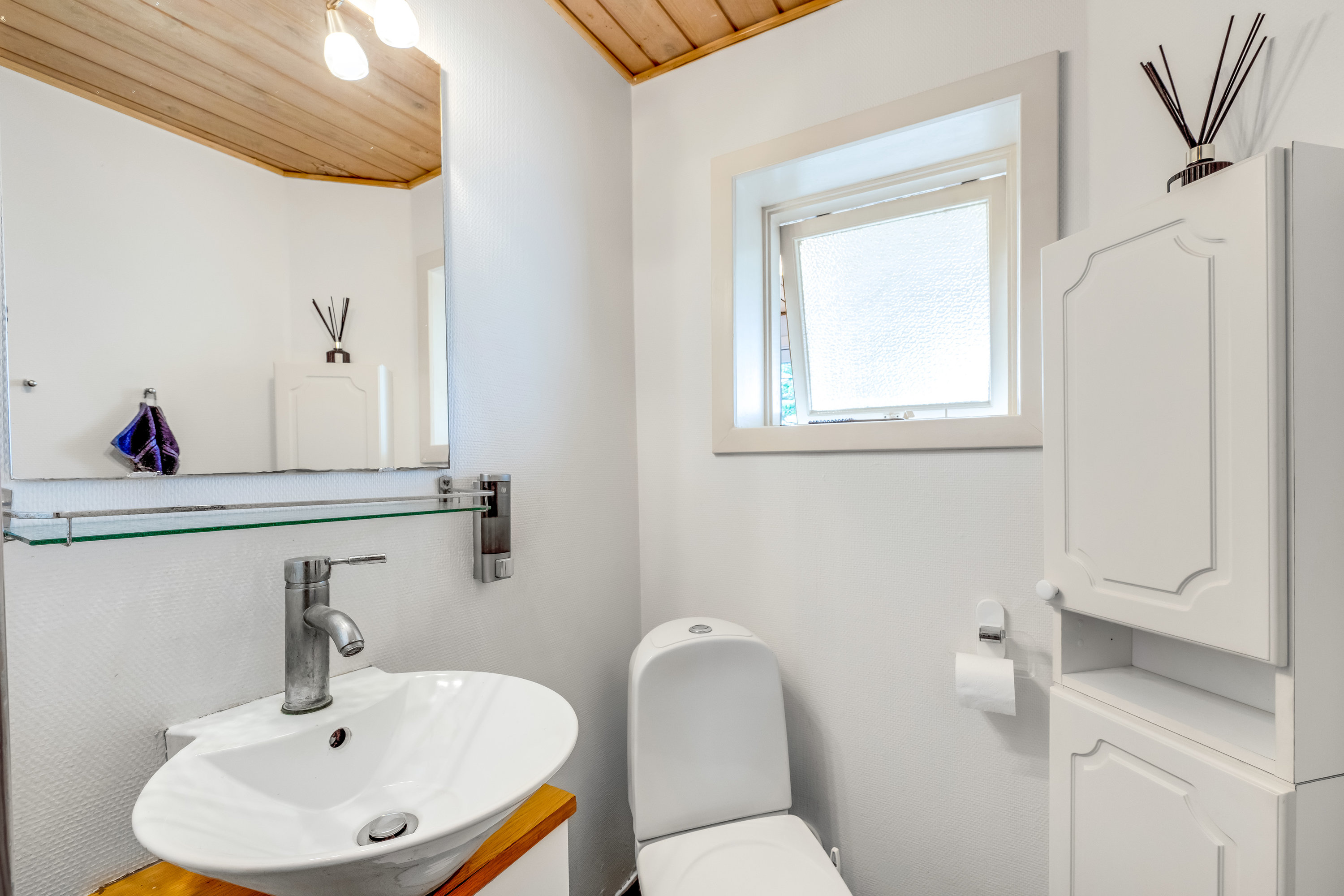 Fremhævet toilet billede i fuldskærmstilstand. Billede af Sæddingvej 1, Hanning, 6900 Skjern