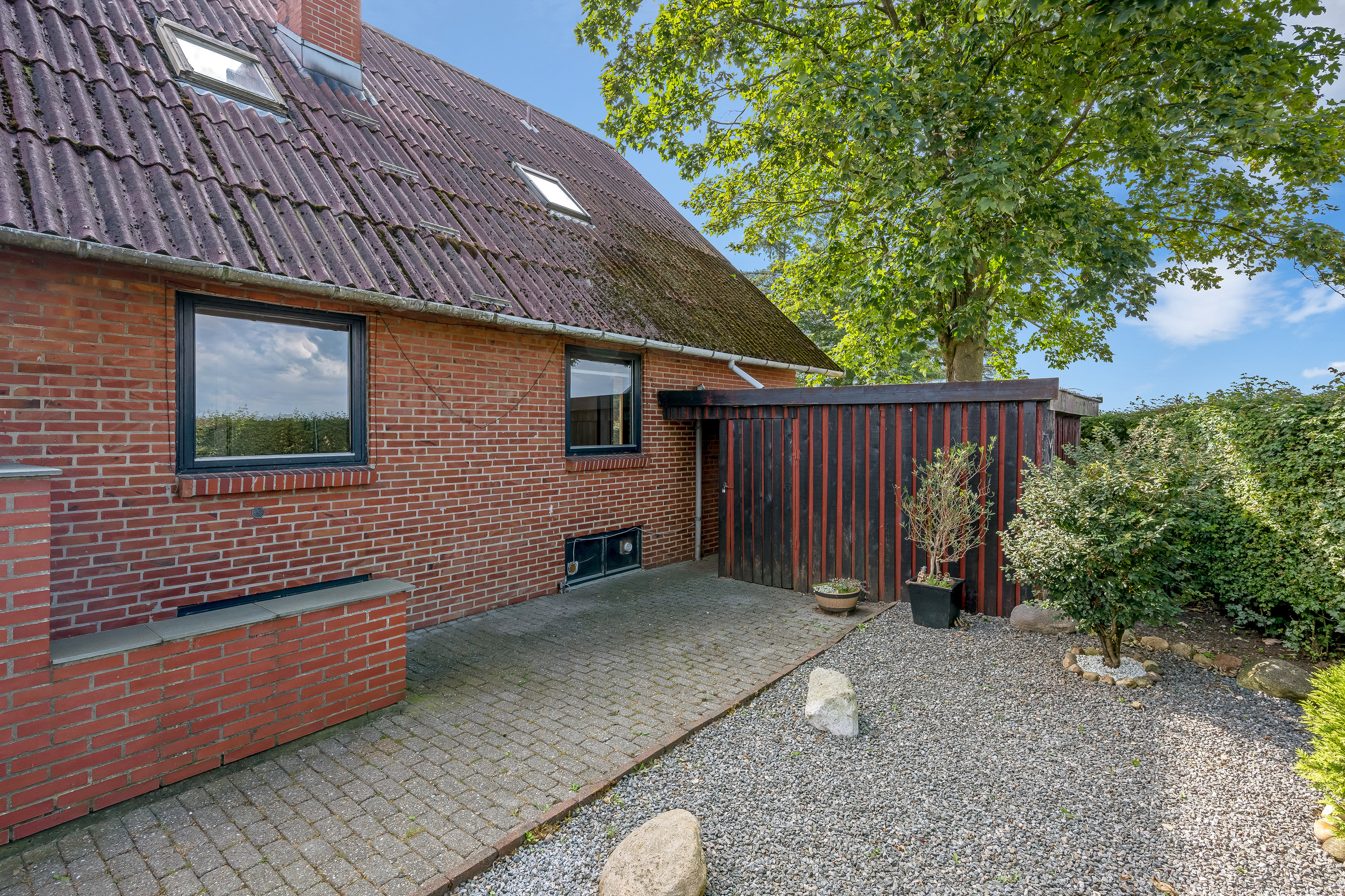 Fremhævet facade billede i fuldskærmstilstand. Billede af Sæddingvej 1, Hanning, 6900 Skjern