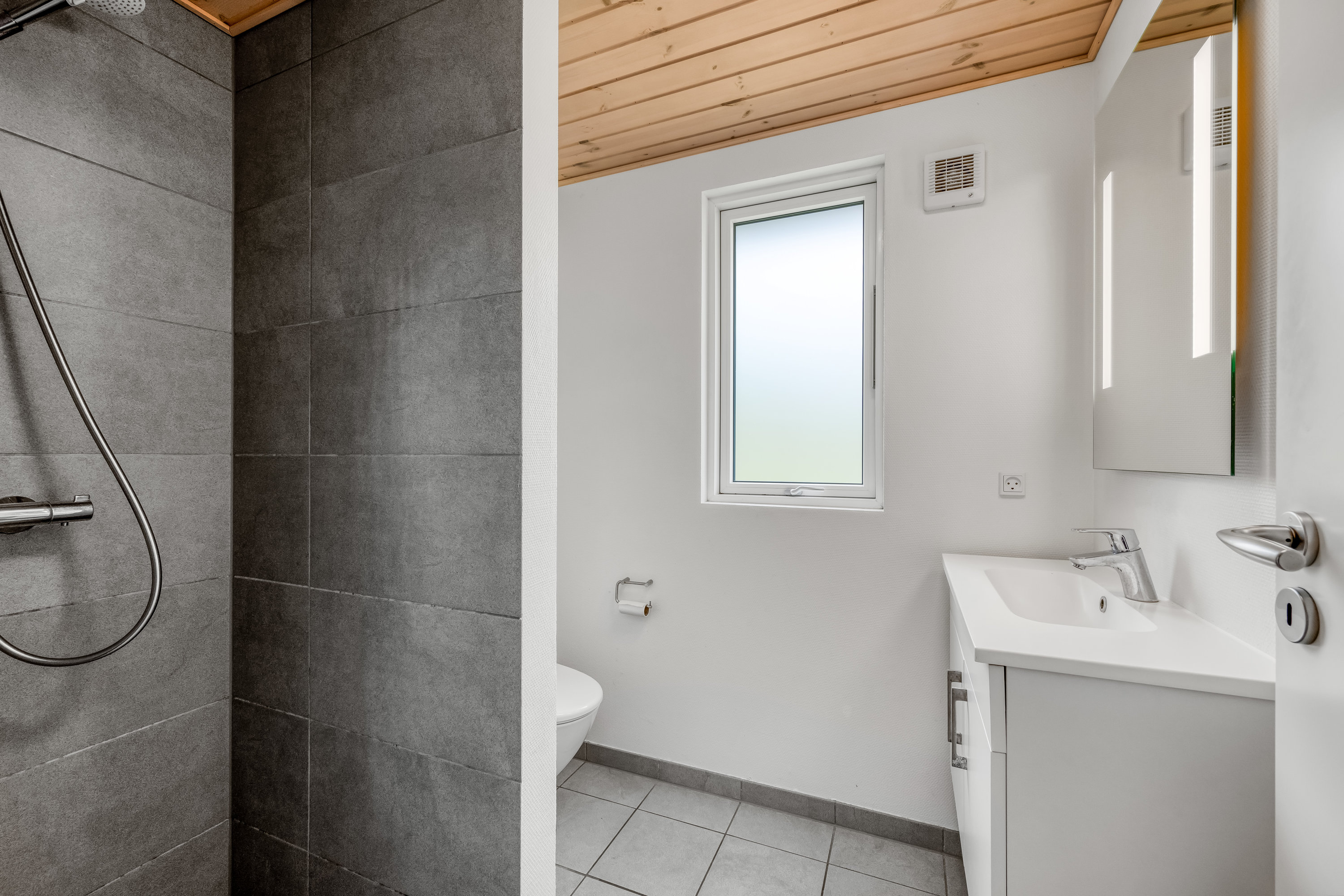 Fremhævet toilet billede i fuldskærmstilstand. Billede af Solvang 13, Lønne, 6830 Nørre Nebel