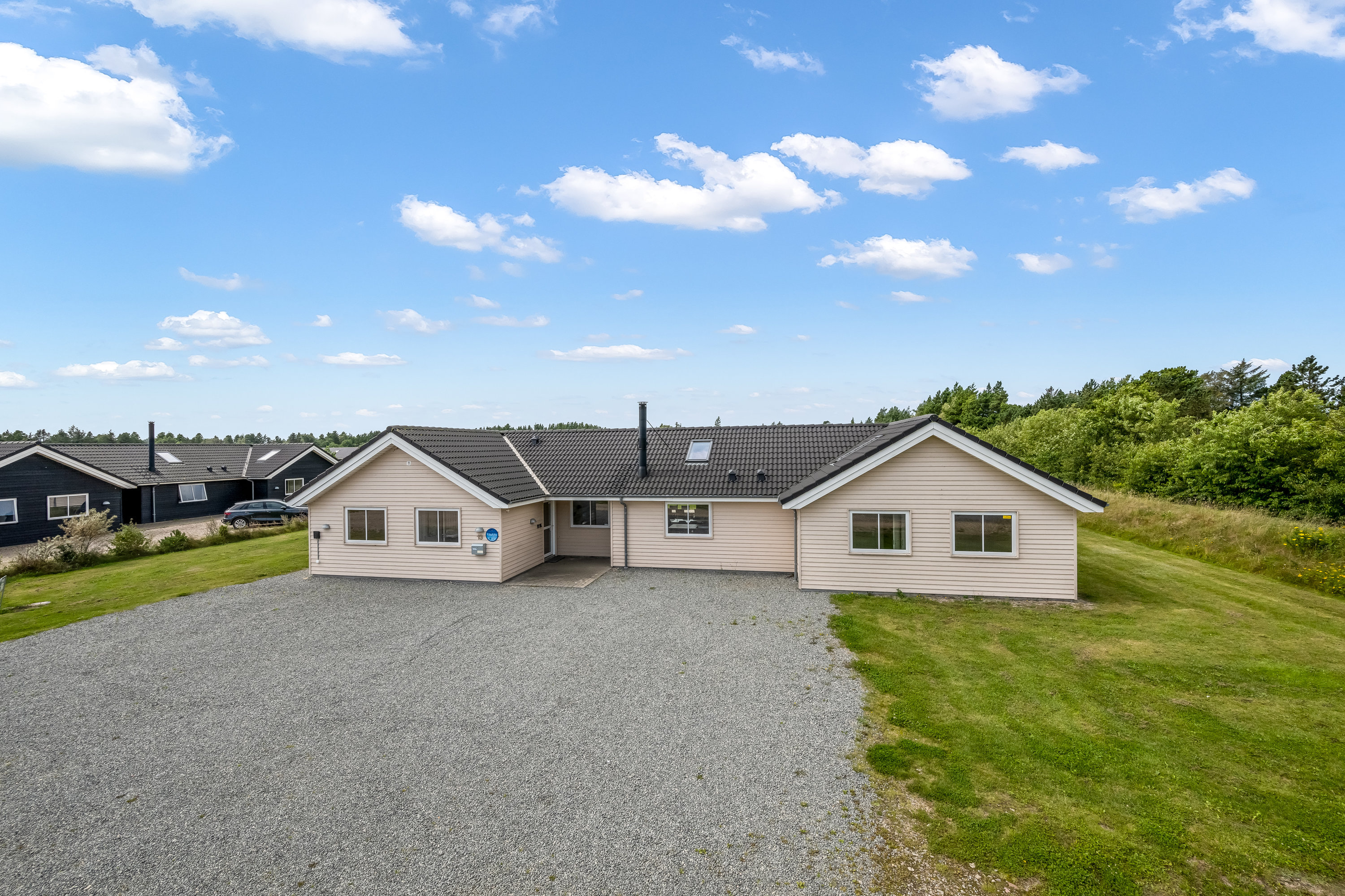 Fremhævet facade billede i fuldskærmstilstand. Billede af Solvang 13, Lønne, 6830 Nørre Nebel