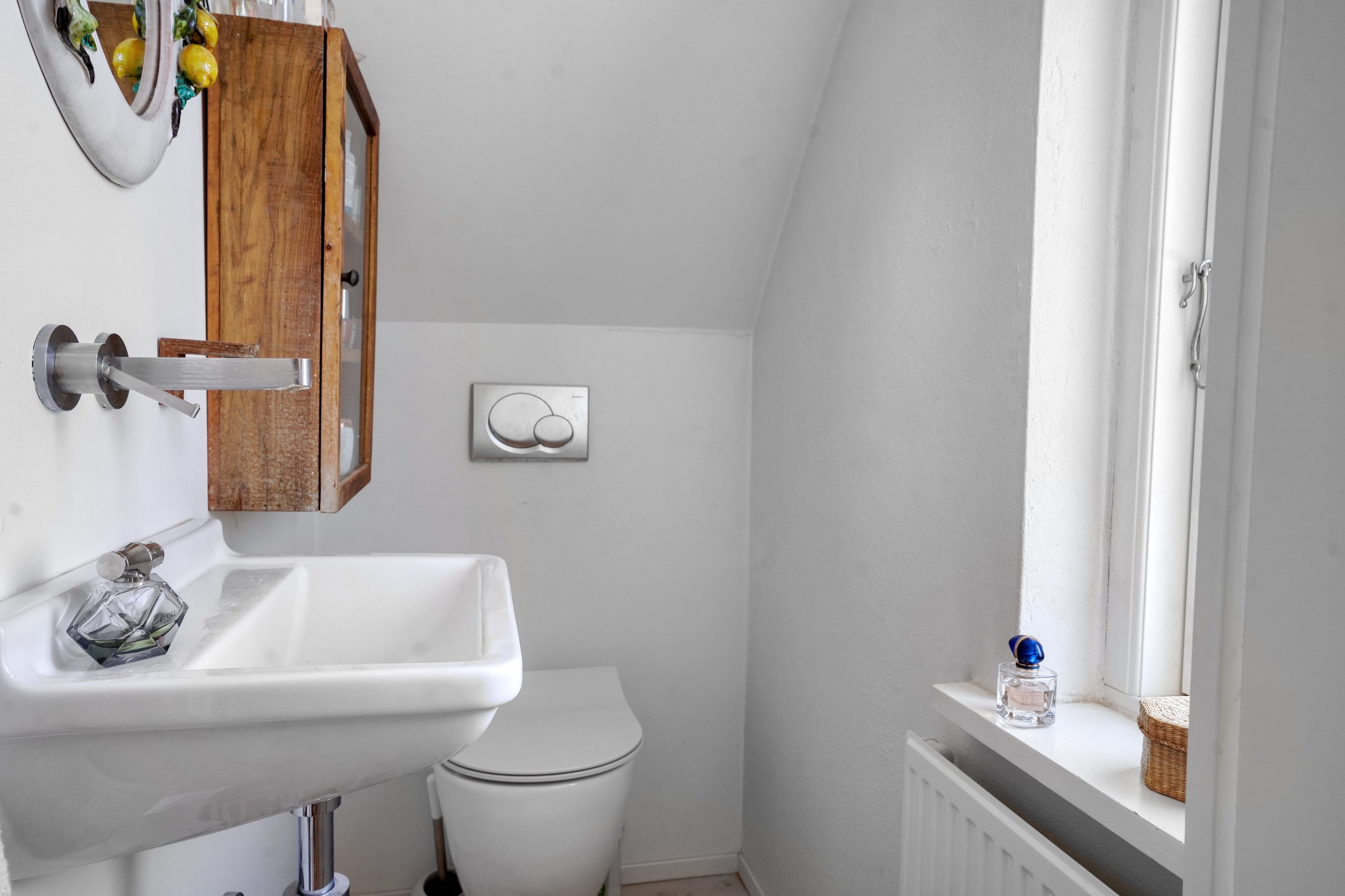 Fremhævet wc billede i fuldskærmstilstand. Billede af Stationsvej 22, 3480 Fredensborg