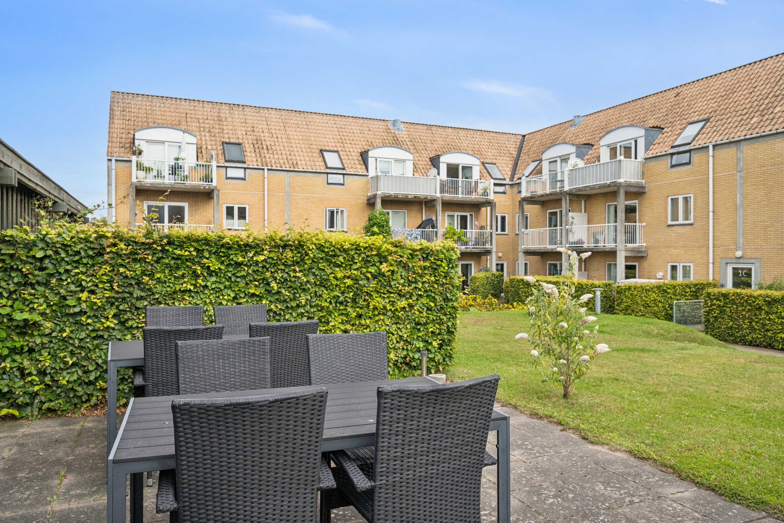 Fremhævet gårdmiljø billede i fuldskærmstilstand. Billede af Bolystvej 1B, 1. tv., 2650 Hvidovre