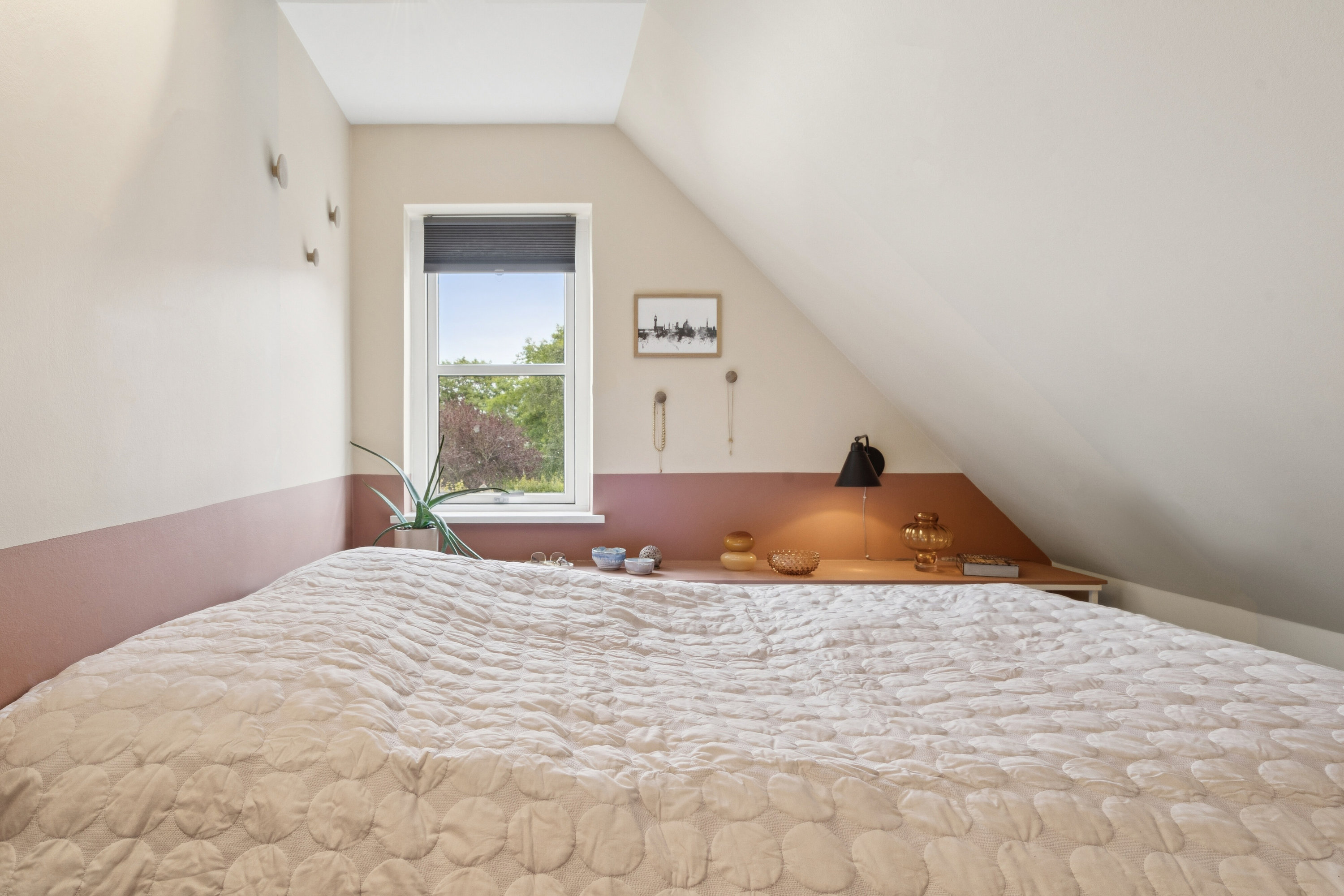 Fremhævet soveværelse billede i fuldskærmstilstand. Billede af Krybdalvej 8, 8620 Kjellerup