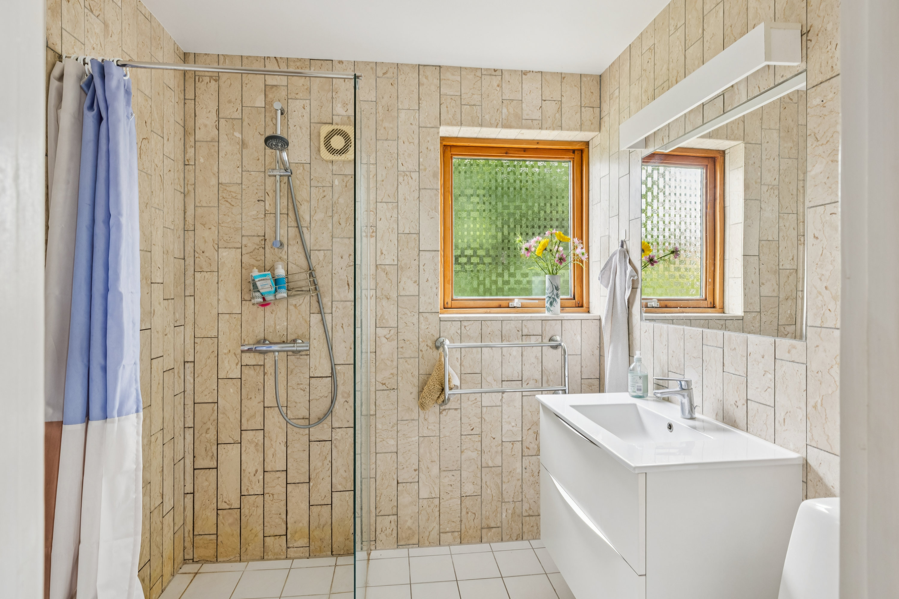 Fremhævet badeværelse billede i fuldskærmstilstand. Billede af Tjørnebakken 3, 8500 Grenaa