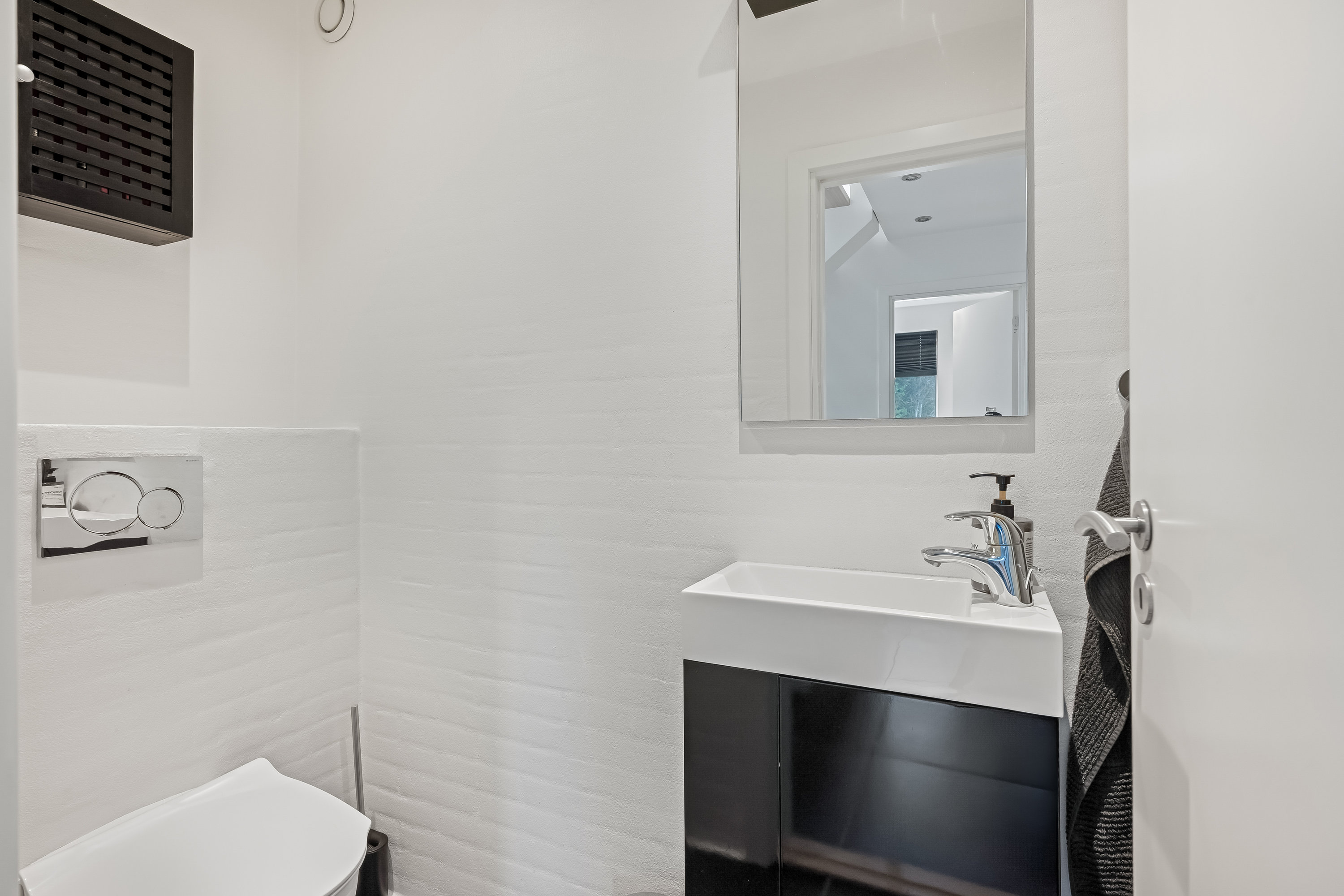 Fremhævet toilet billede i fuldskærmstilstand. Billede af Havrevænget 8, 7650 Bøvlingbjerg