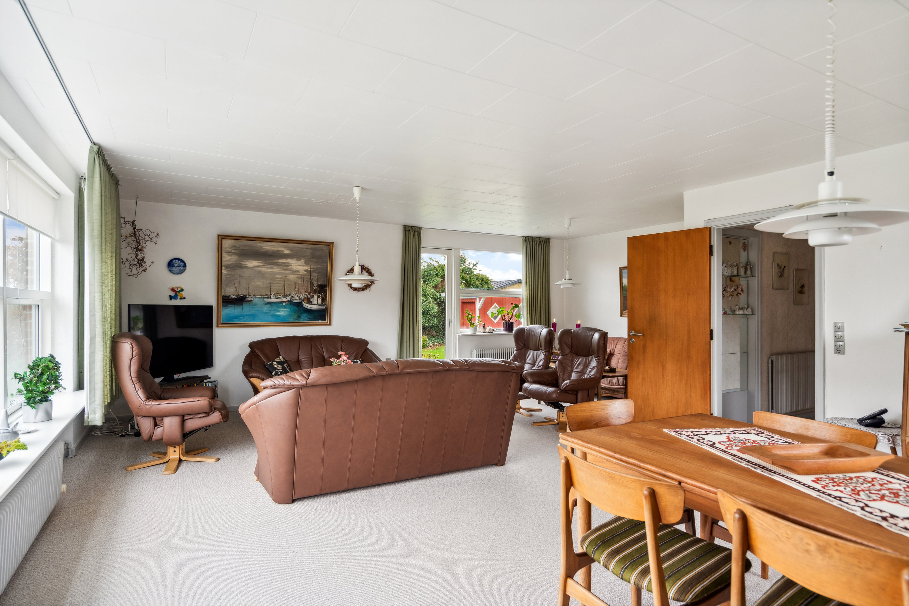 Fremhævet stue billede i fuldskærmstilstand. Billede af Irisvej 1, 9800 Hjørring