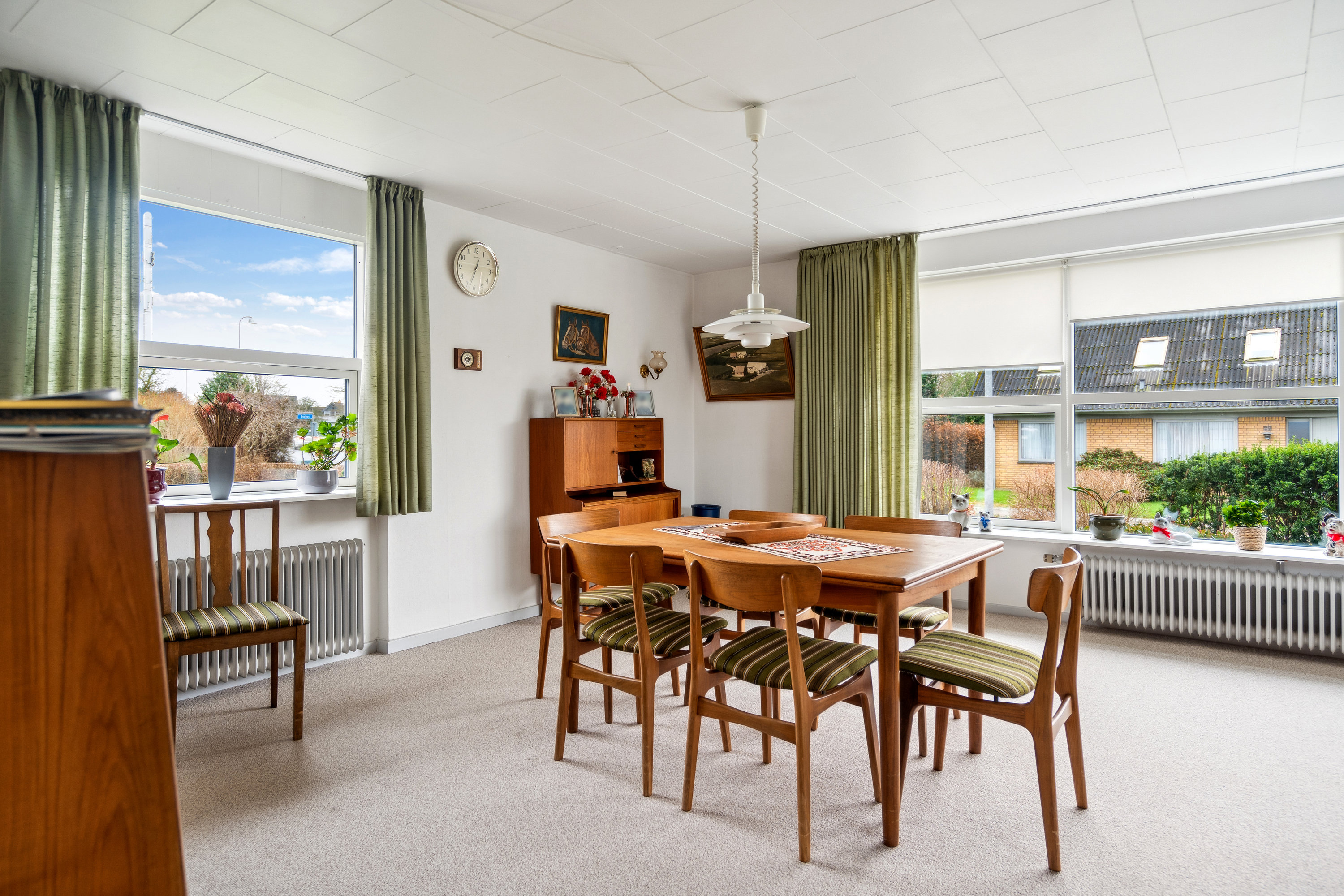 Fremhævet stue billede i fuldskærmstilstand. Billede af Irisvej 1, 9800 Hjørring