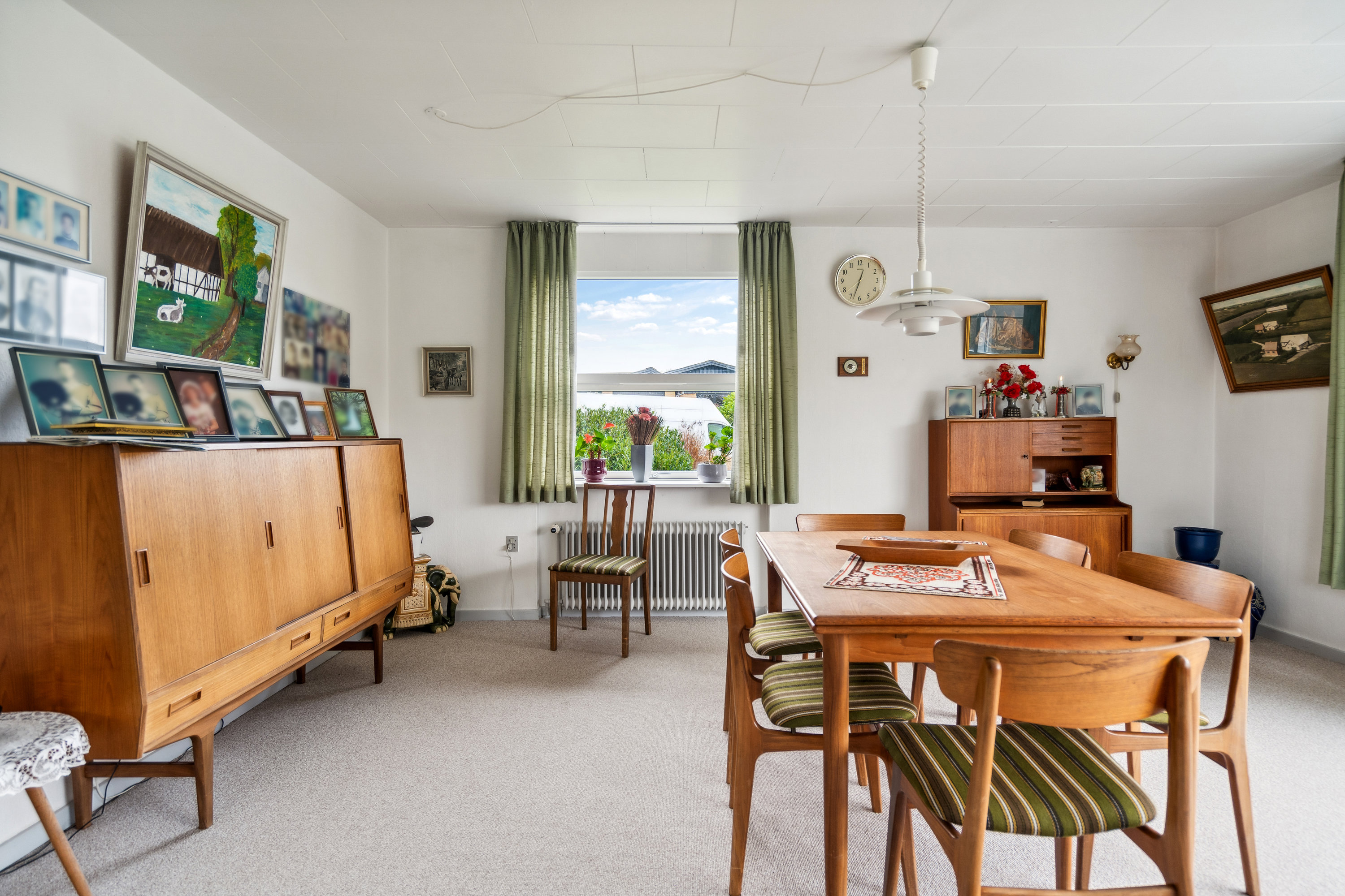 Fremhævet stue billede i fuldskærmstilstand. Billede af Irisvej 1, 9800 Hjørring