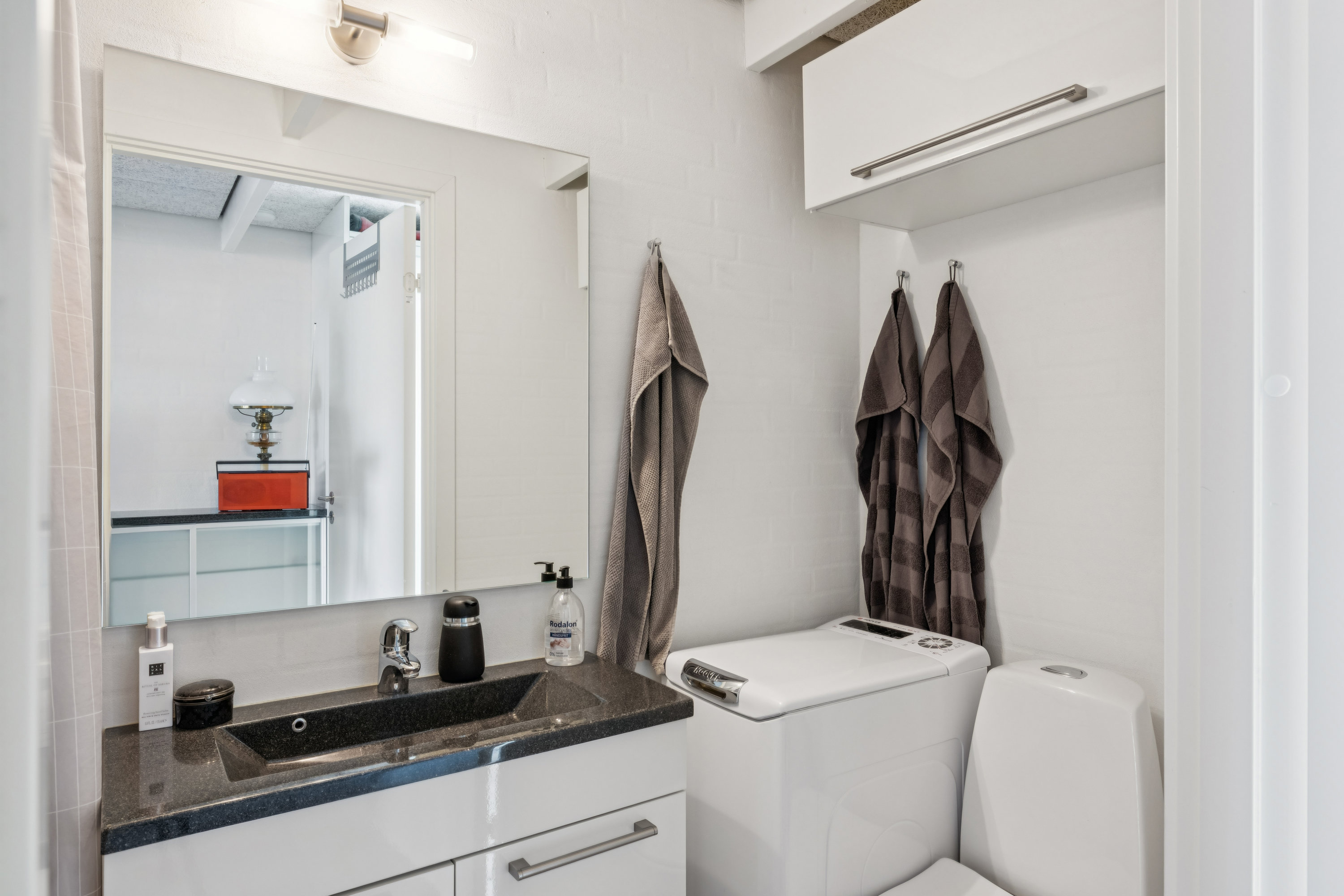 Fremhævet badeværelse billede i fuldskærmstilstand. Billede af Vestre Mole 18, Bønnerup Strand, 8585 Glesborg