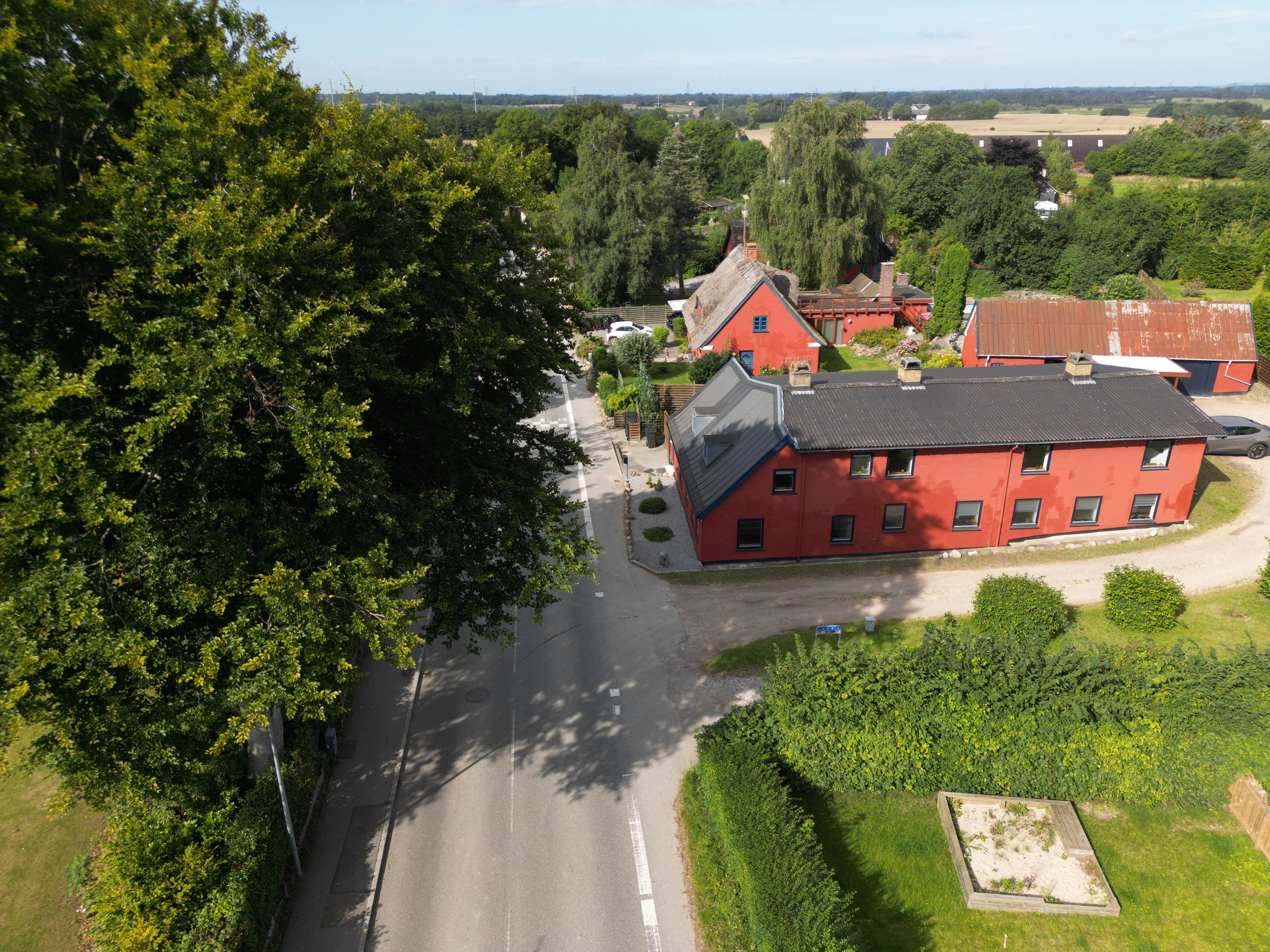 Fremhævet drone billede i fuldskærmstilstand. Billede af Smørum Bygade 15, Smørumovre, 2765 Smørum