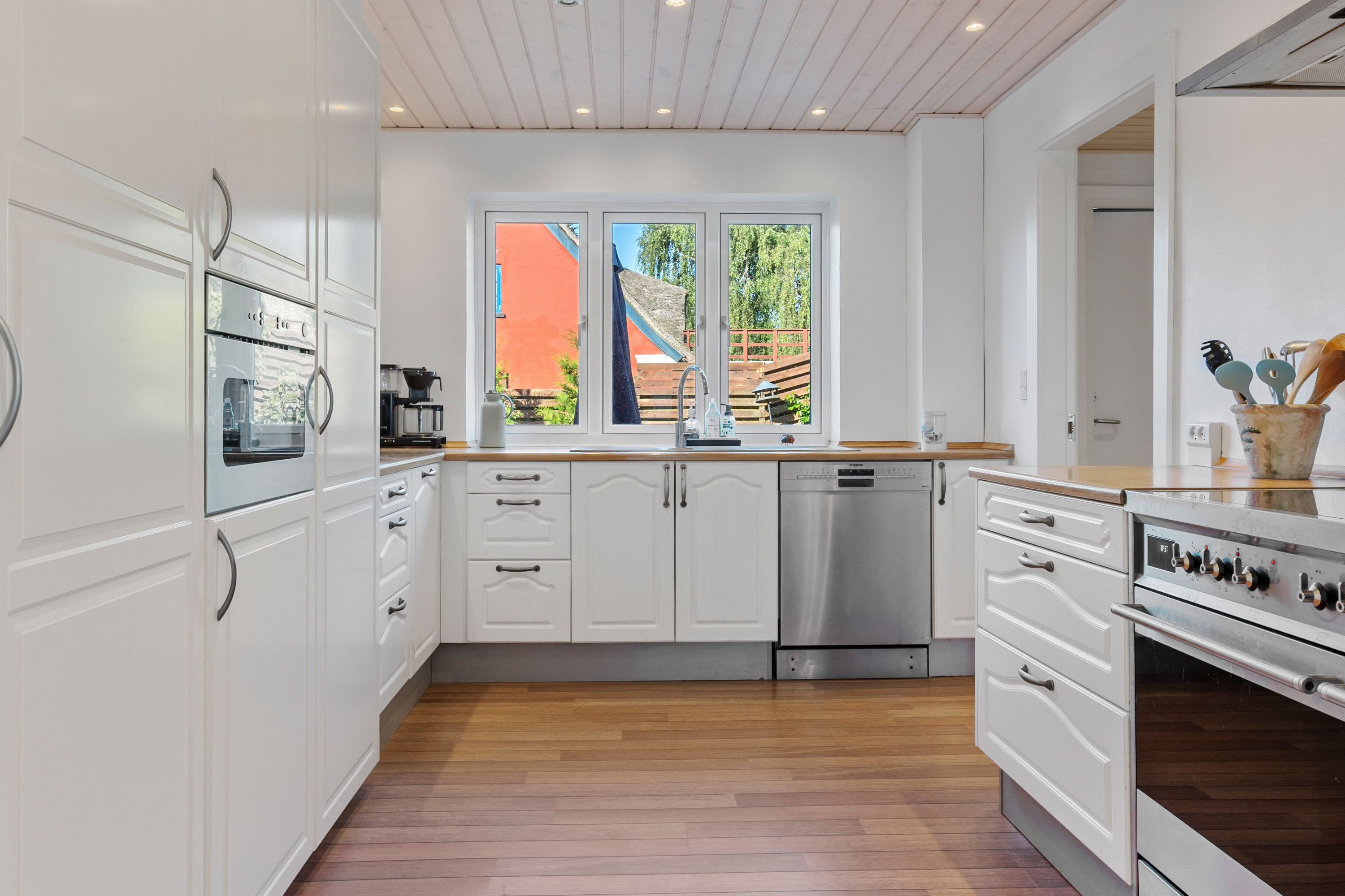 Fremhævet køkken billede i fuldskærmstilstand. Billede af Smørum Bygade 15, Smørumovre, 2765 Smørum