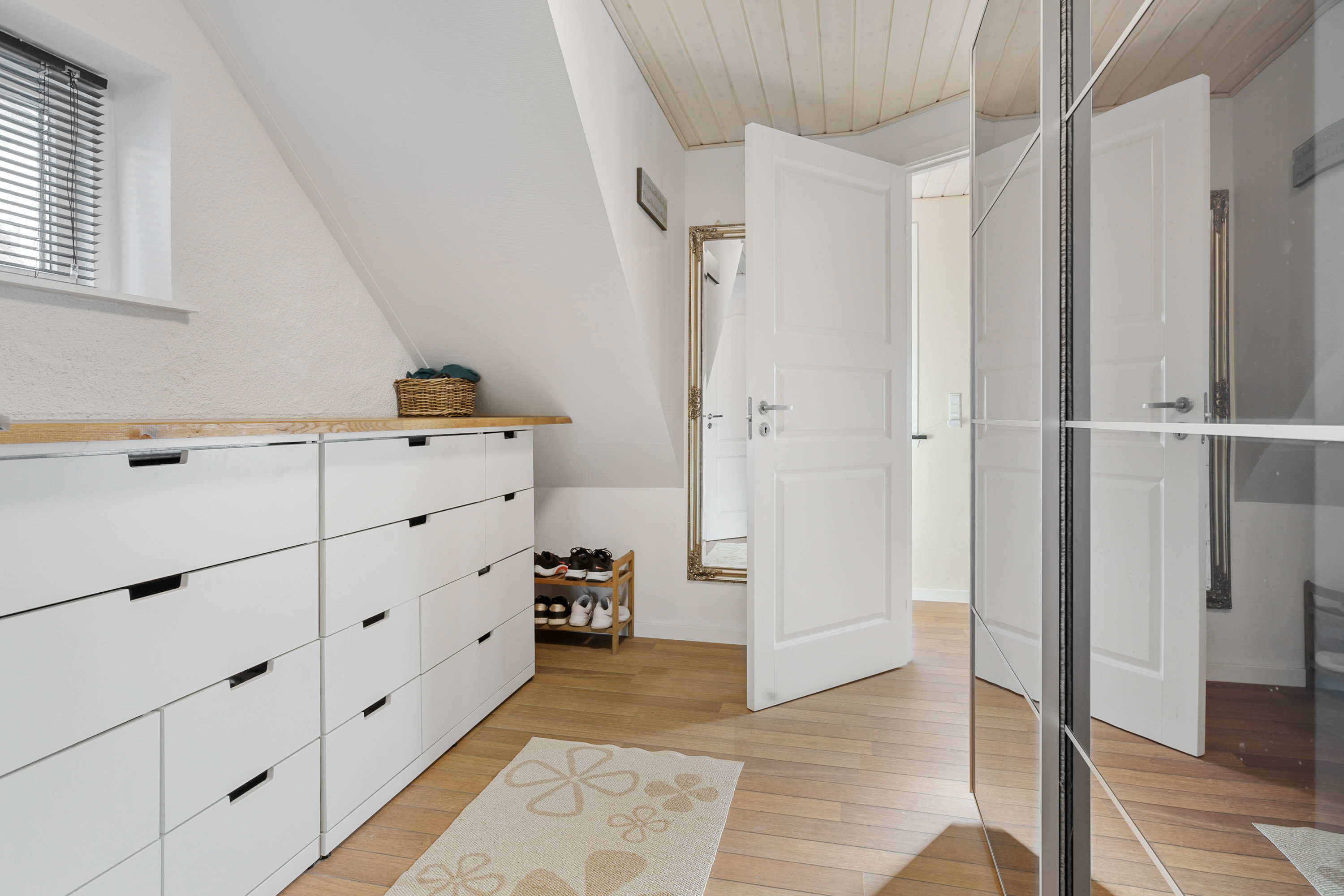 Fremhævet mellemgang billede i fuldskærmstilstand. Billede af Smørum Bygade 15, Smørumovre, 2765 Smørum