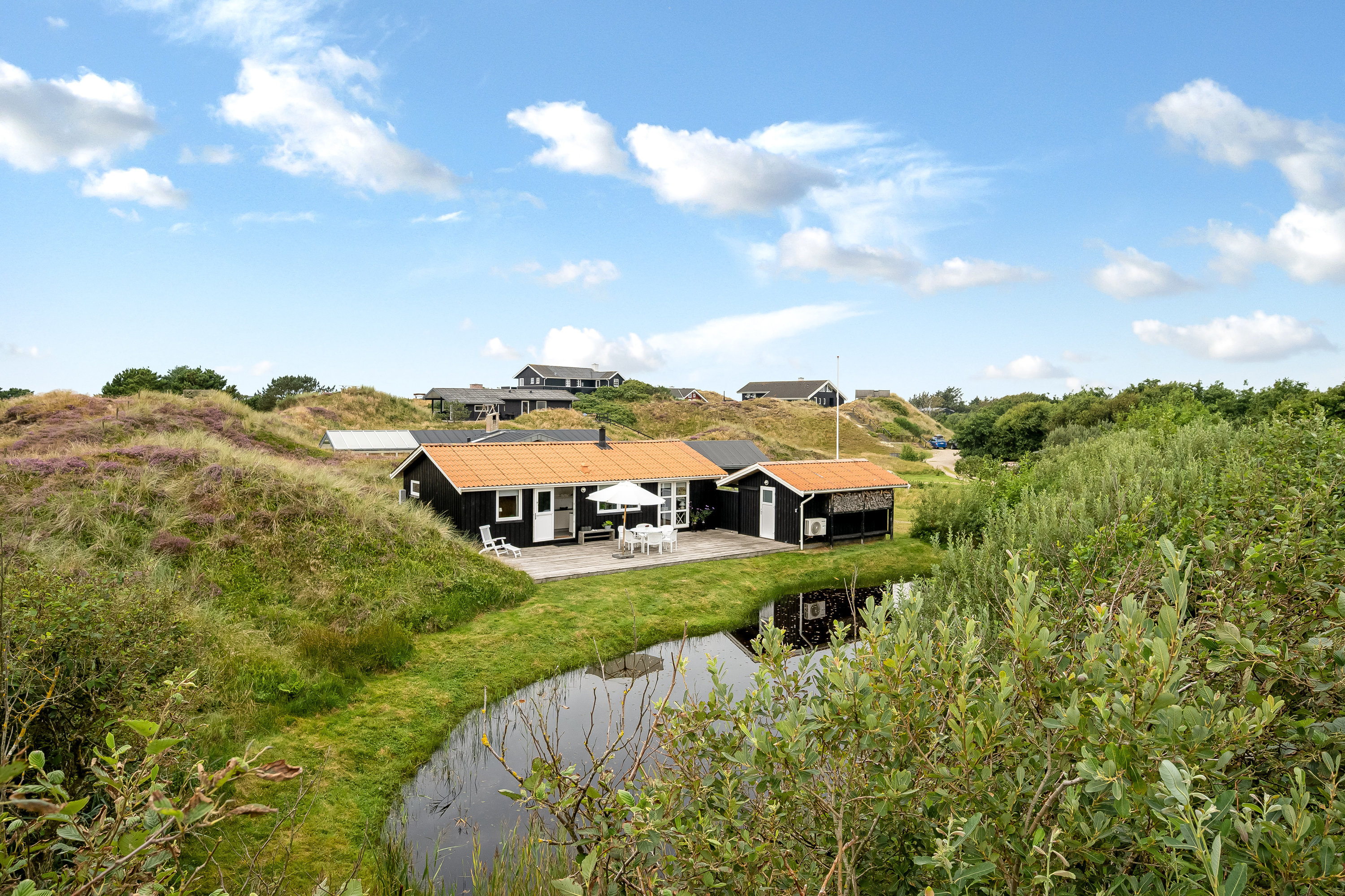 Fremhævet facade billede i fuldskærmstilstand. Billede af Vagtbjergvej 19, Rindby Strand, 6720 Fanø